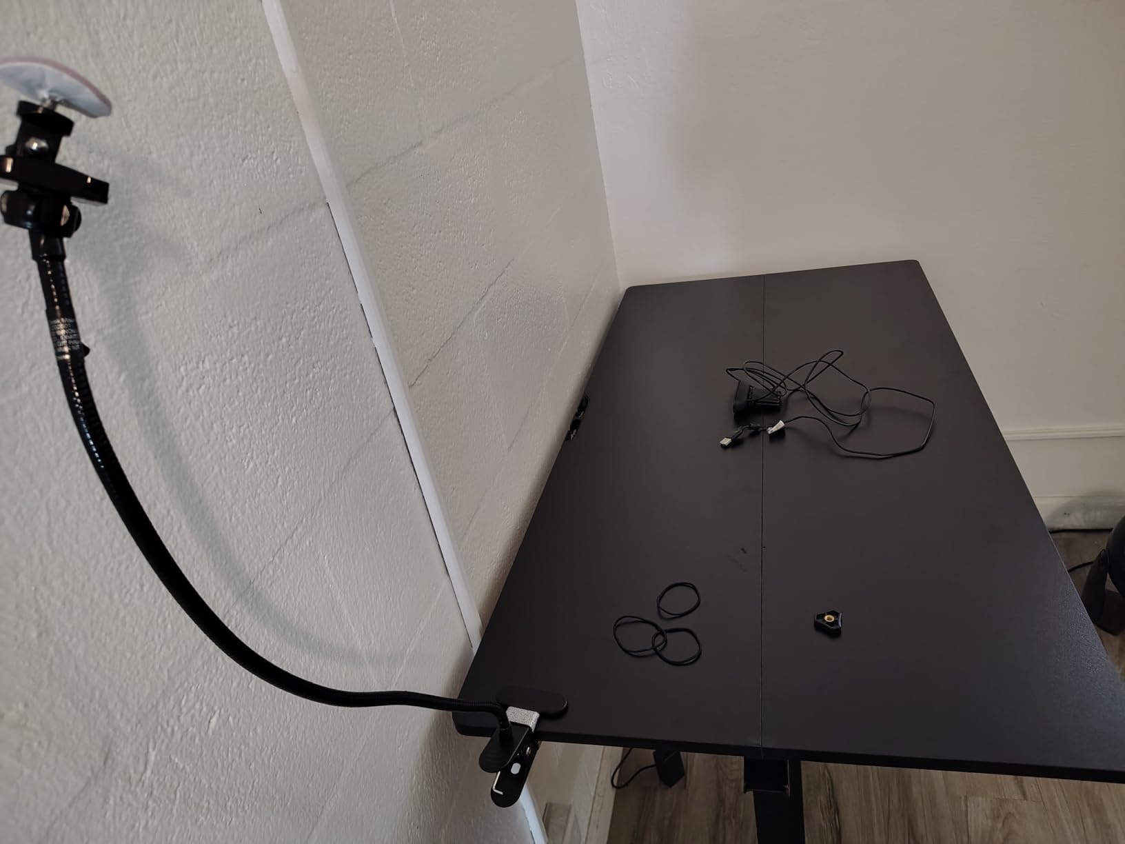 ErGear Height Adjustable Electric Standing Desk, 48 x 24 Inches Sit Stand up Desk, Memory Computer Home Office Desk, Black customer photo 1