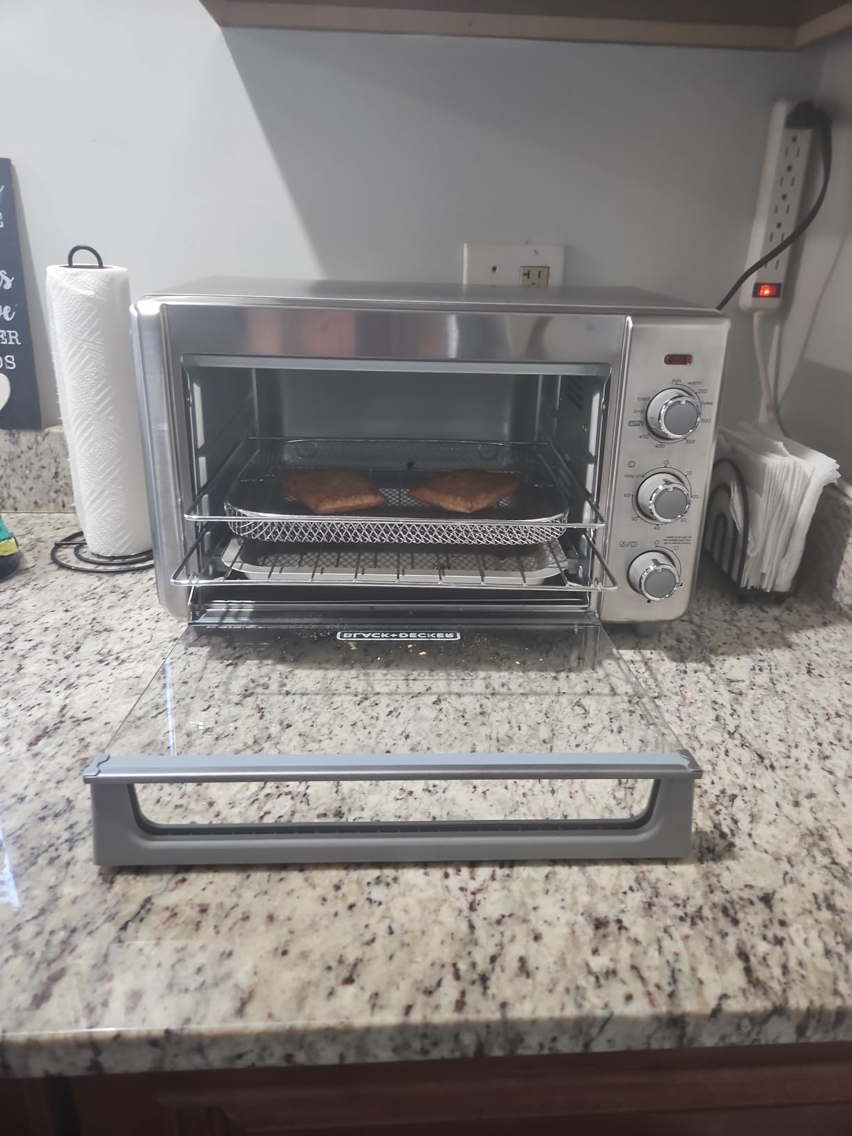 BLACK+DECKER Crisp 'N Bake Air Fryer Countertop Convection Toaster Oven, Large Capacity, 6-Slice, 5-in-1, Fits 12