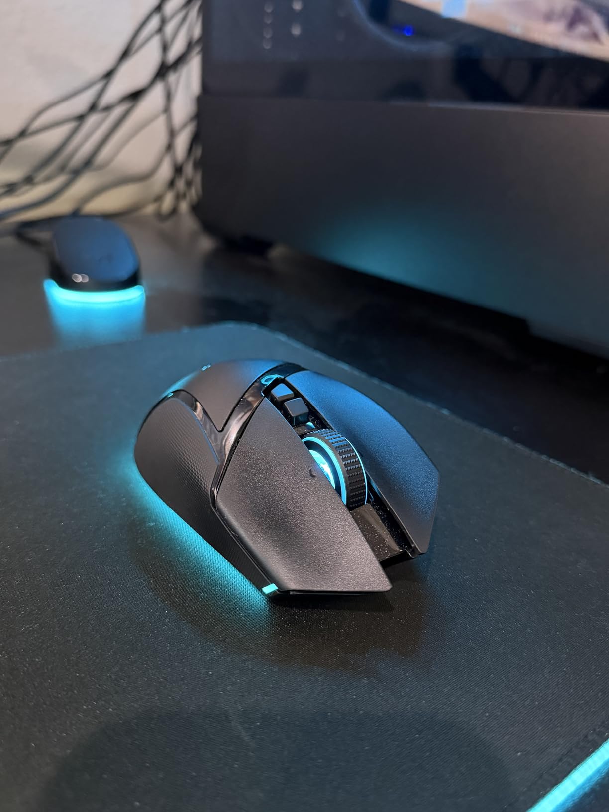 Razer Basilisk V3 Pro Wireless Gaming Mouse: HyperScroll Tilt Wheel - 30K DPI Optical Sensor - Gen-3 Optical Switches - 13-Zone Chroma RGB - 13 Programmable Controls - 3 Connection Modes - Black customer photo 1