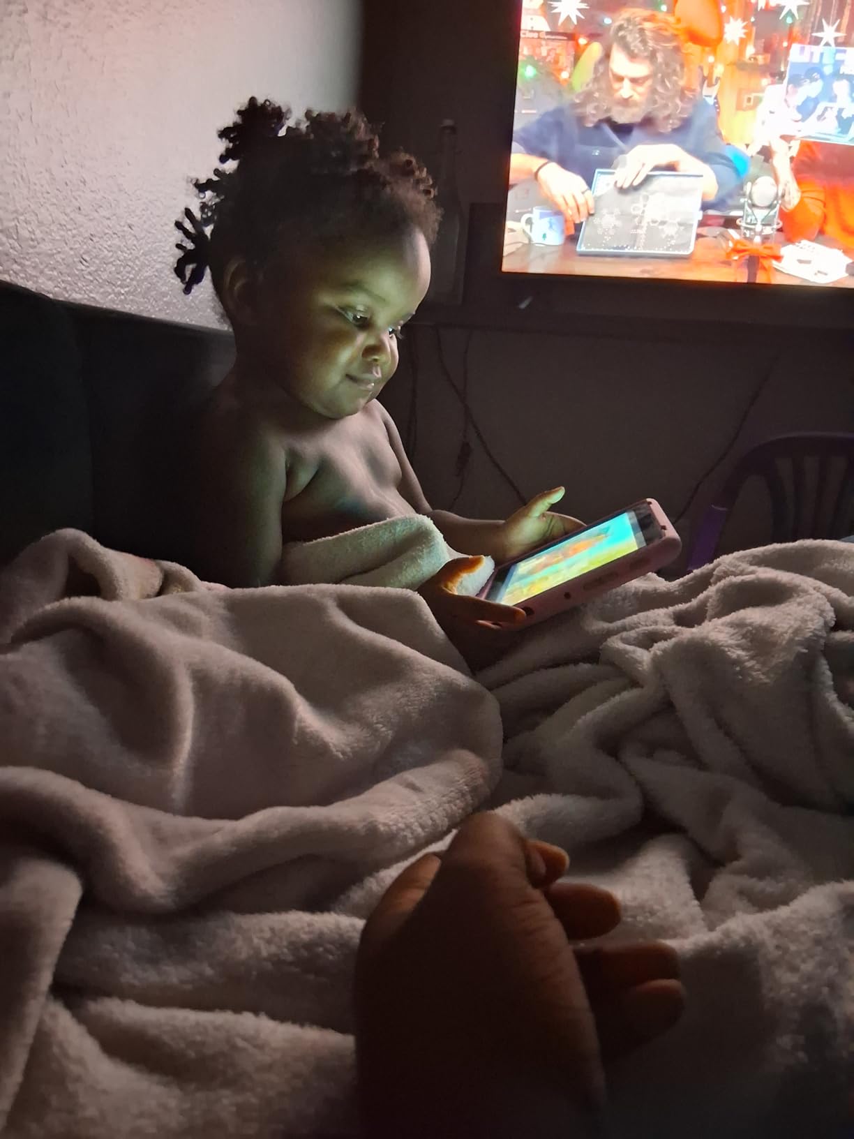 Fire HD 10 Kids Pro tablet, ages 6-12. Bright 10.1 HD screen, includes ad-free content, robust parental controls, 13-hr battery and slim case for older kids, 32 GB, Happy Day customer photo 2