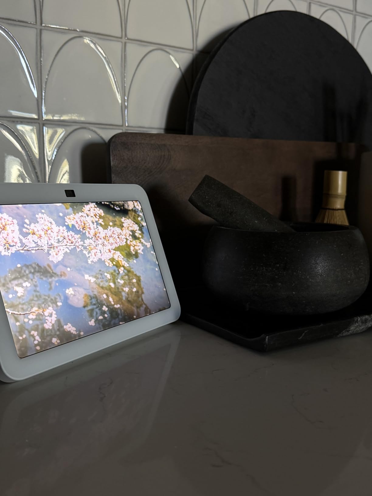 Amazon Echo Show 8, With Spatial Audio, Smart Home Hub, ideal for open living spaces, Designed for Alexa+, Charcoal customer photo 1