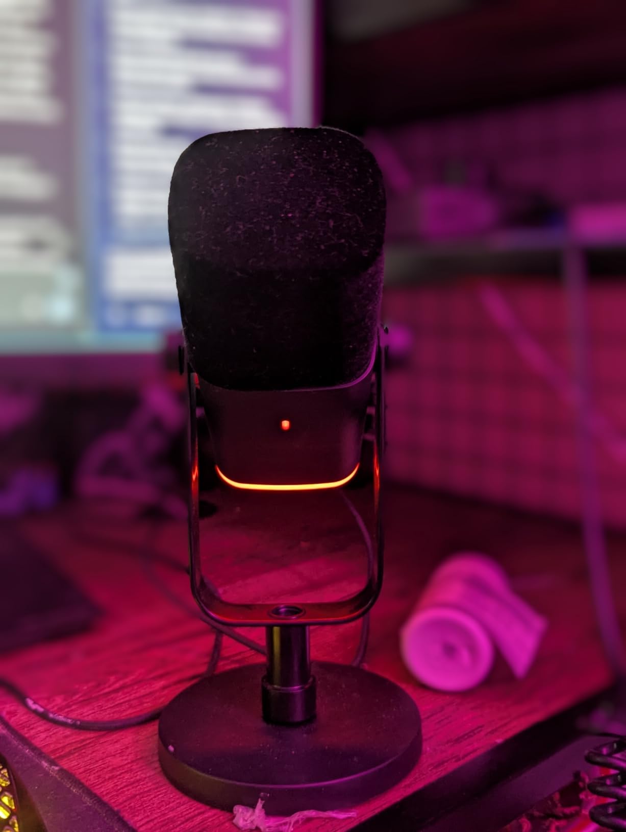 FIFINE USB/XLR Dynamic Microphone for Podcast Recording, PC Computer Gaming Streaming Mic with RGB Light, Mute Button, Headphones Jack, Desktop Stand, Vocal Mic for Singing YouTube-AmpliGame AM8 customer photo 2