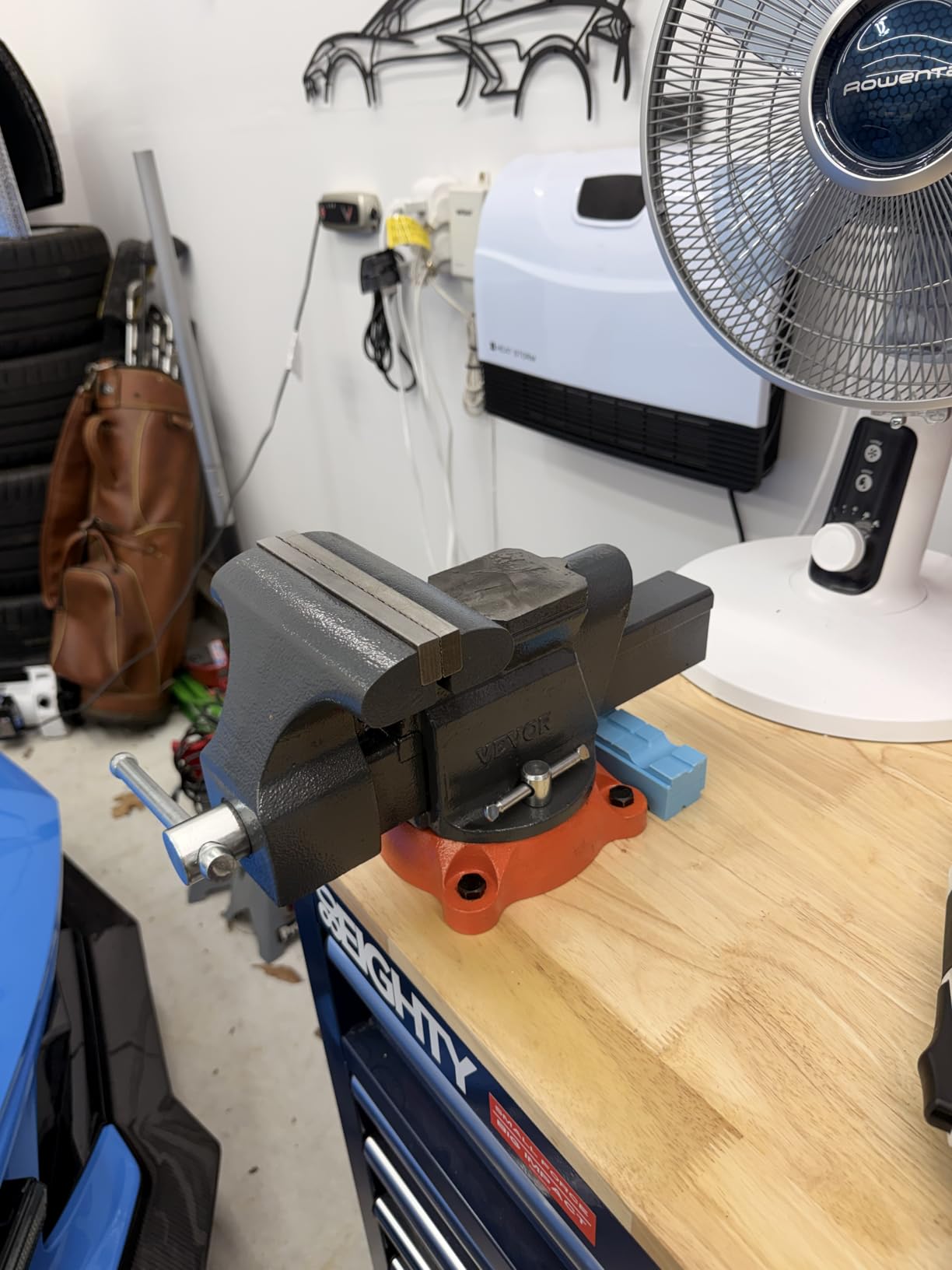 VEVOR Bench Vise, 4.5-inch Jaw Width 3.3-inch Jaw Opening, 240-Degree Swivel Locking Base Multipurpose Vise w/Anvil, Heavy Duty Cast Iron Workbench Vise w/Bolts & Nuts, for Drilling, Pipe Cutting customer photo 1