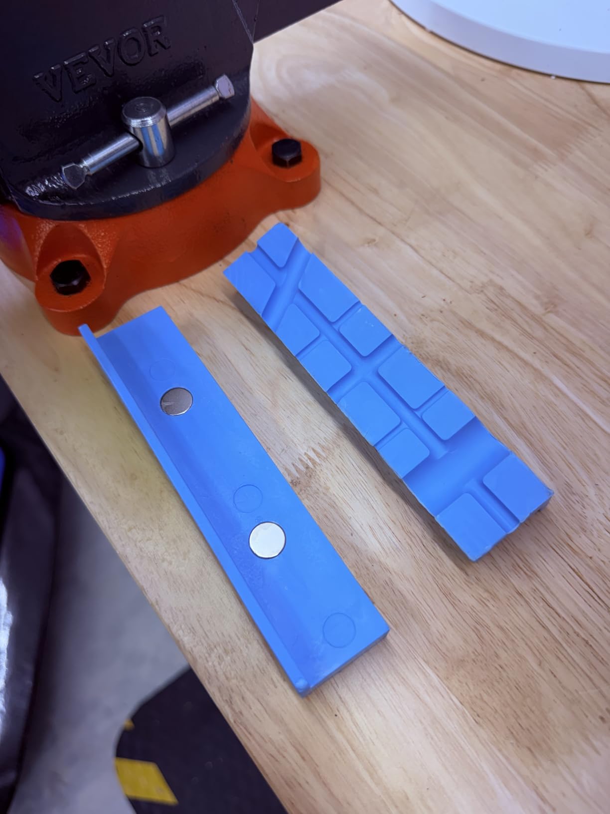 VEVOR Bench Vise, 6-inch Jaw Width 5.9-inch Jaw Opening, 360-Degree Swivel Locking Base Multipurpose Vise w/Anvil, Heavy Duty Ductile Iron Workbench Vise w/Bolts & Nuts, for Drilling, Pipe Cutting customer photo 2