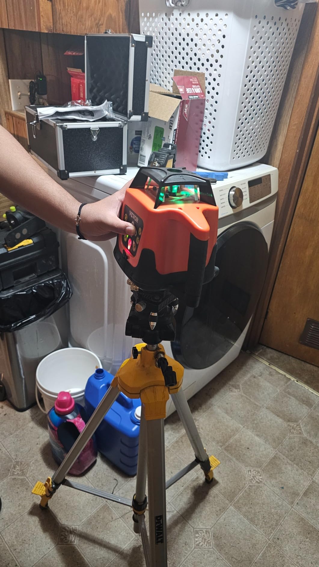 VEVOR Rotary Laser Level 2000ft,360 Degree Self Leveling Green Cross Line Laser,5 Rotation Speeds&4 Scanning Angles Adjustment,IP66 Waterproof Remote Control Manual Self-leveling Mode,Battery Included customer photo 1