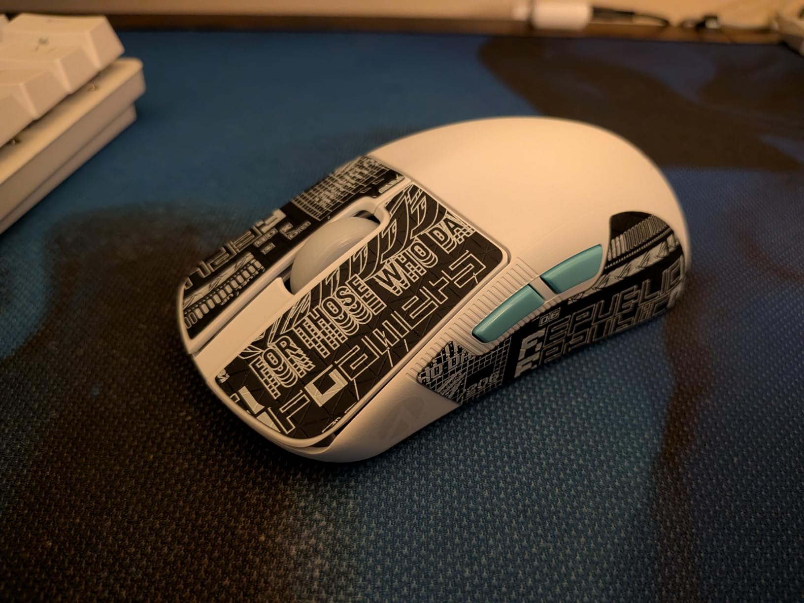 ASUS ROG Harpe Ace Aim Lab Wireless Esports Gaming Mouse - Aim Lab Settings Optimizer, Pro-Tested, Right-Handed, 54g Lightweight, Tri-Mode Connectivity, 36K DPI, 90Hr Battery, PC/Mac Support - White customer photo 2