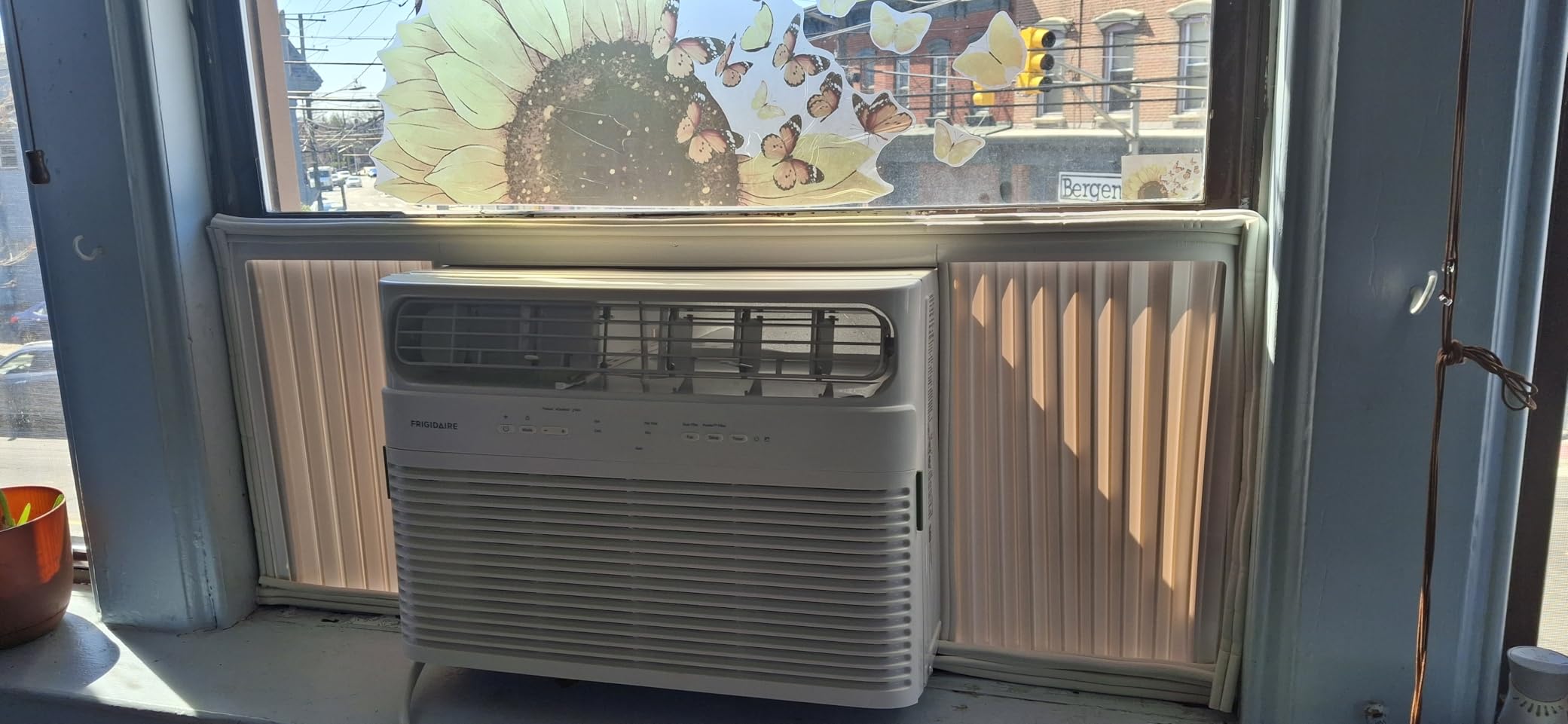 Frigidaire 10,000 BTU Smart Window Air Conditioner with Wi-Fi, Cools Up to 450 Sq. Ft., Remote Control, Quiet Operation, Eco Mode, 3 Fan Speeds, White customer photo 1