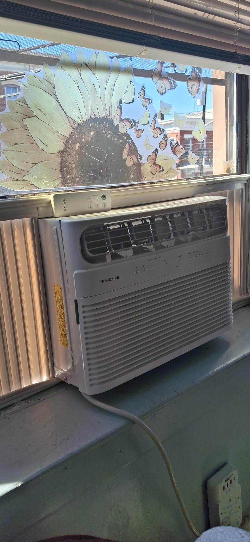 Frigidaire 10,000 BTU Smart Window Air Conditioner with Wi-Fi, Cools Up to 450 Sq. Ft., Remote Control, Quiet Operation, Eco Mode, 3 Fan Speeds, White customer photo 2