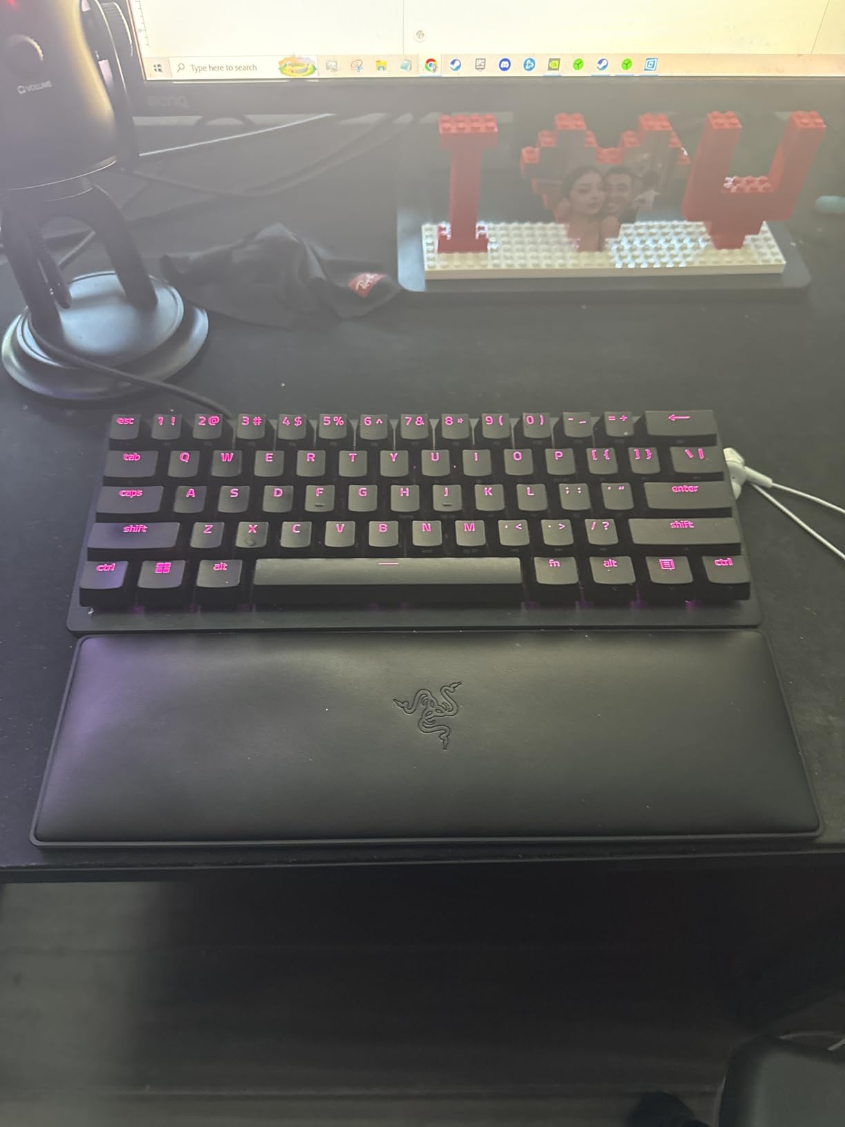 Razer Huntsman V3 Pro TKL Esports Gaming Keyboard: Analog Optical Switches - Razer Snap Tap - Rapid Trigger - Adjustable Actuation - Media Keys & Dial - Doubleshot PBT Keycaps - Wrist Rest - Black customer photo 1