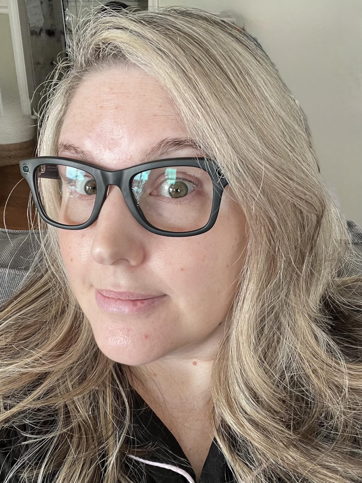 Ray-Ban Meta (Gen 1), Wayfarer, Shiny Black | Smart AI Glasses for Men, Women - 12 MP Ultra-Wide Camera, Open-Ear Speakers for Audio, Video Recording and Bluetooth - Green Lenses - Wearable Technology customer photo 1