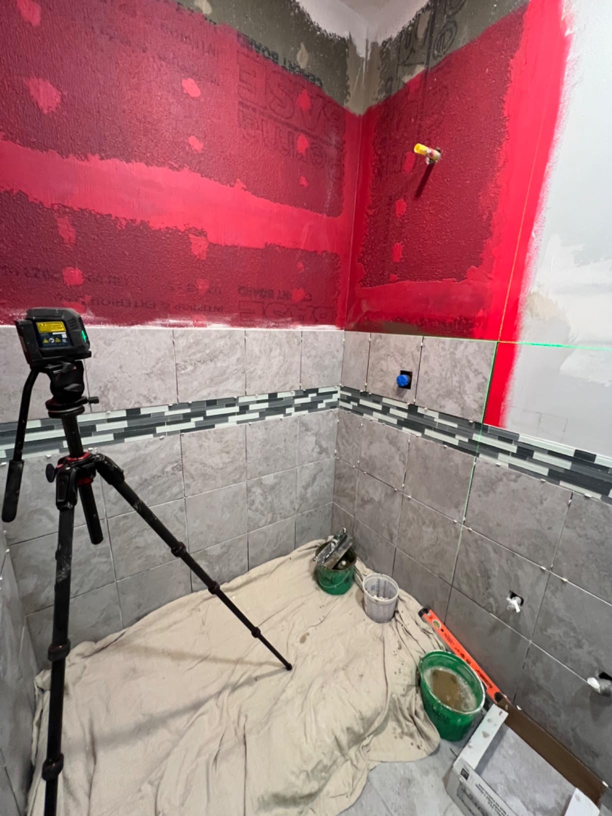 BOSCH GLL50-20G 50 Ft Green-Beam Self-Leveling Cross-Line Laser, Includes Integrated Magnetic Mount, 2 AA Batteries, & Soft Pouch customer photo 1