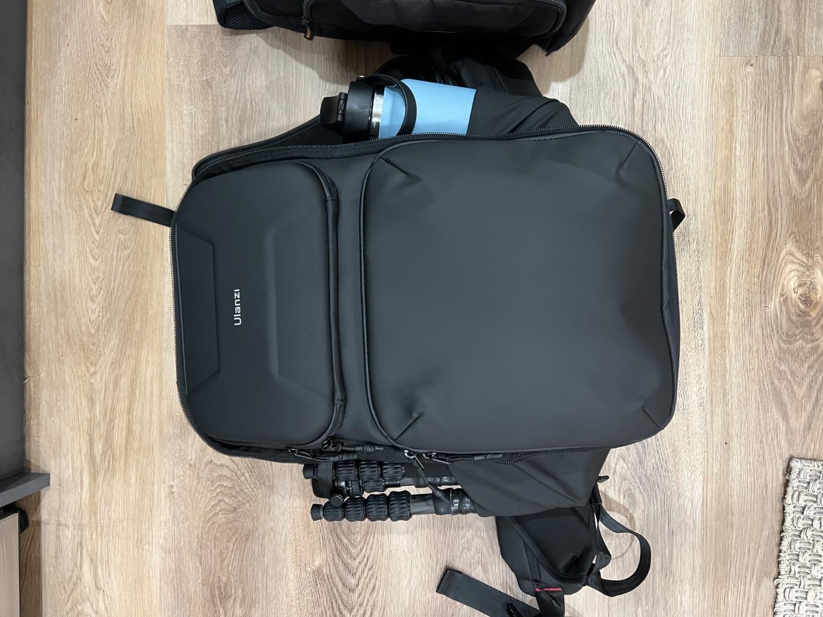 ULANZI BP10 35L Hardshell Camera Backpack, Professional Splash-proof Photography Camera Case Anti Theft Travel for Photographers Unisex Drone DSLR Mirrorless Camera Lens Tripod Holder 17'' Laptop Black customer photo 1