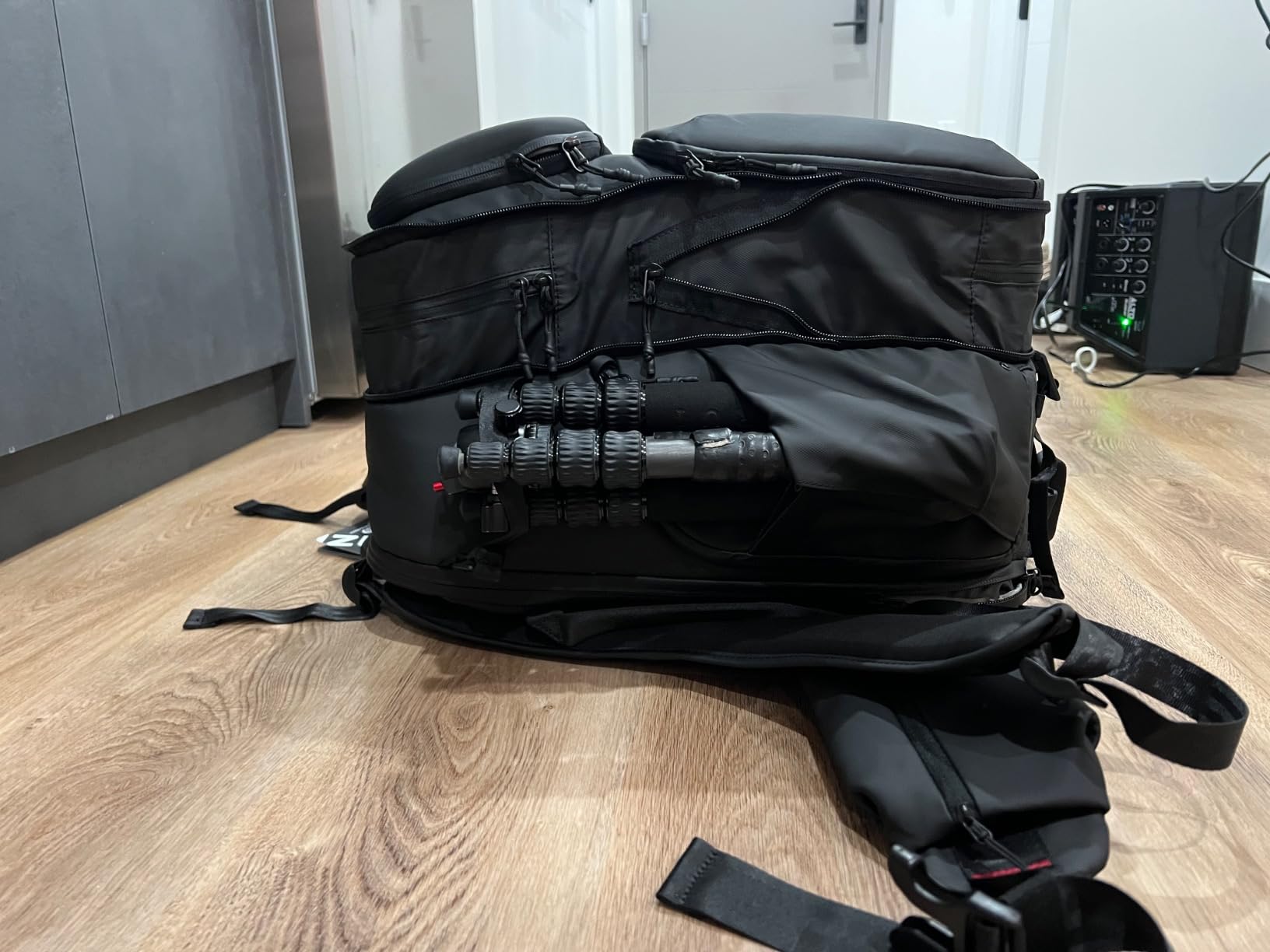 ULANZI BP10 35L Hardshell Camera Backpack, Professional Splash-proof Photography Camera Case Anti Theft Travel for Photographers Unisex Drone DSLR Mirrorless Camera Lens Tripod Holder 17'' Laptop Black customer photo 2