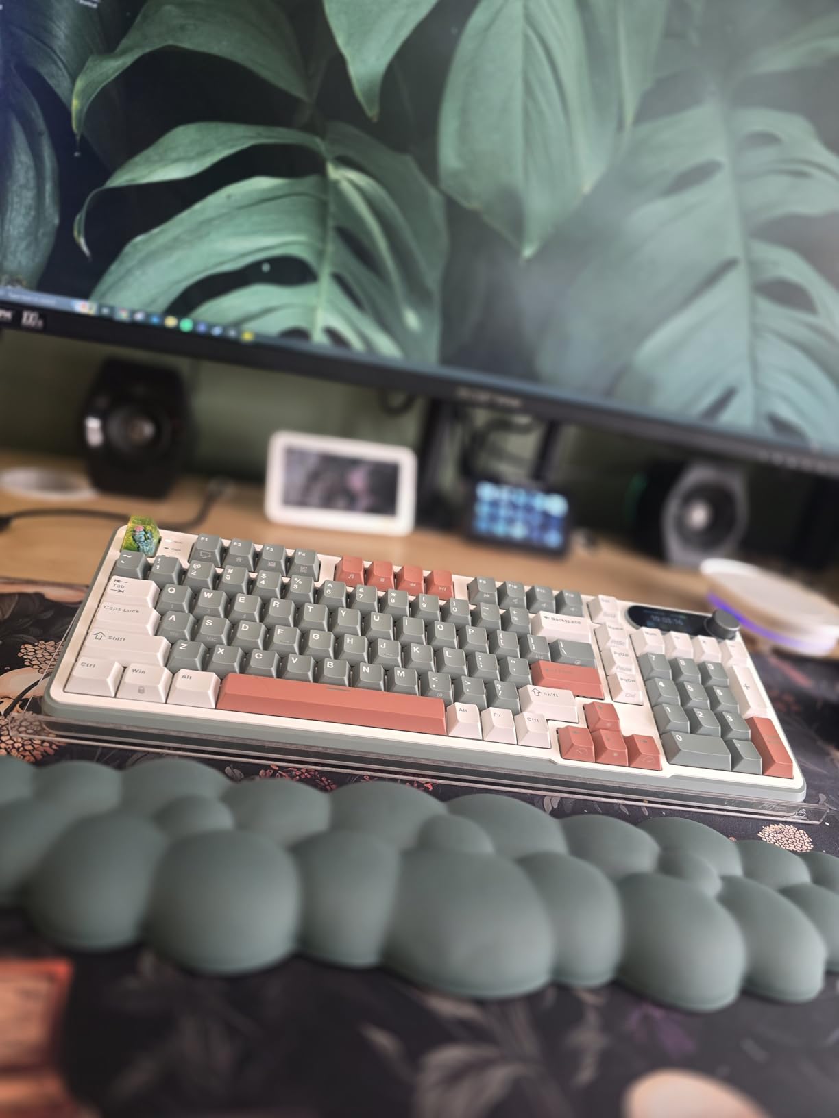 RK ROYAL KLUDGE S98 Mechanical Keyboard w/Smart Display & Knob, Top Mount 96% Wireless Mechanical Keyboard BT/2.4G/USB-C, Hot Swappable, Software Support, Creamy Sounding, 98 Keys customer photo 2