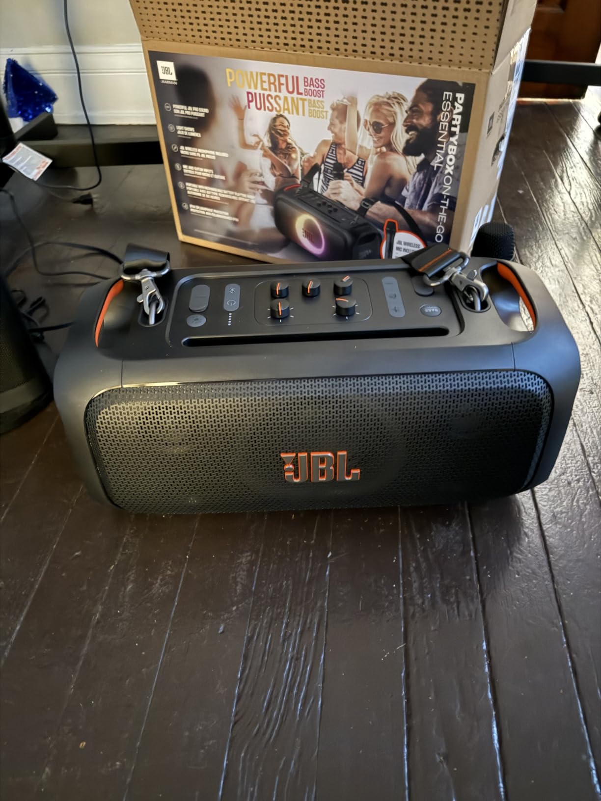JBL PartyBox On-The-Go Essential - Portable Party Speaker with Built-in Lights and Wireless mic, Amazing JBL Pro Sound, IPX4 splashproof Protection, 6 Hours of Playtime customer photo 2