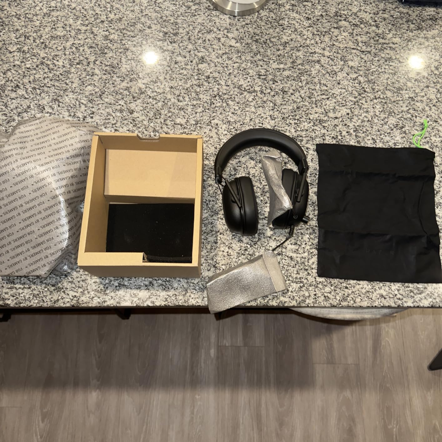 Razer BlackShark V2 X Xbox Gaming Headset: 50mm Drivers - Cardioid Mic - Lightweight - Comfortable, Noise Isolating Earcups - for Xbox Series X, Series S, PS5, PC, Switch via 3.5mm Audio Jack - Black customer photo 1