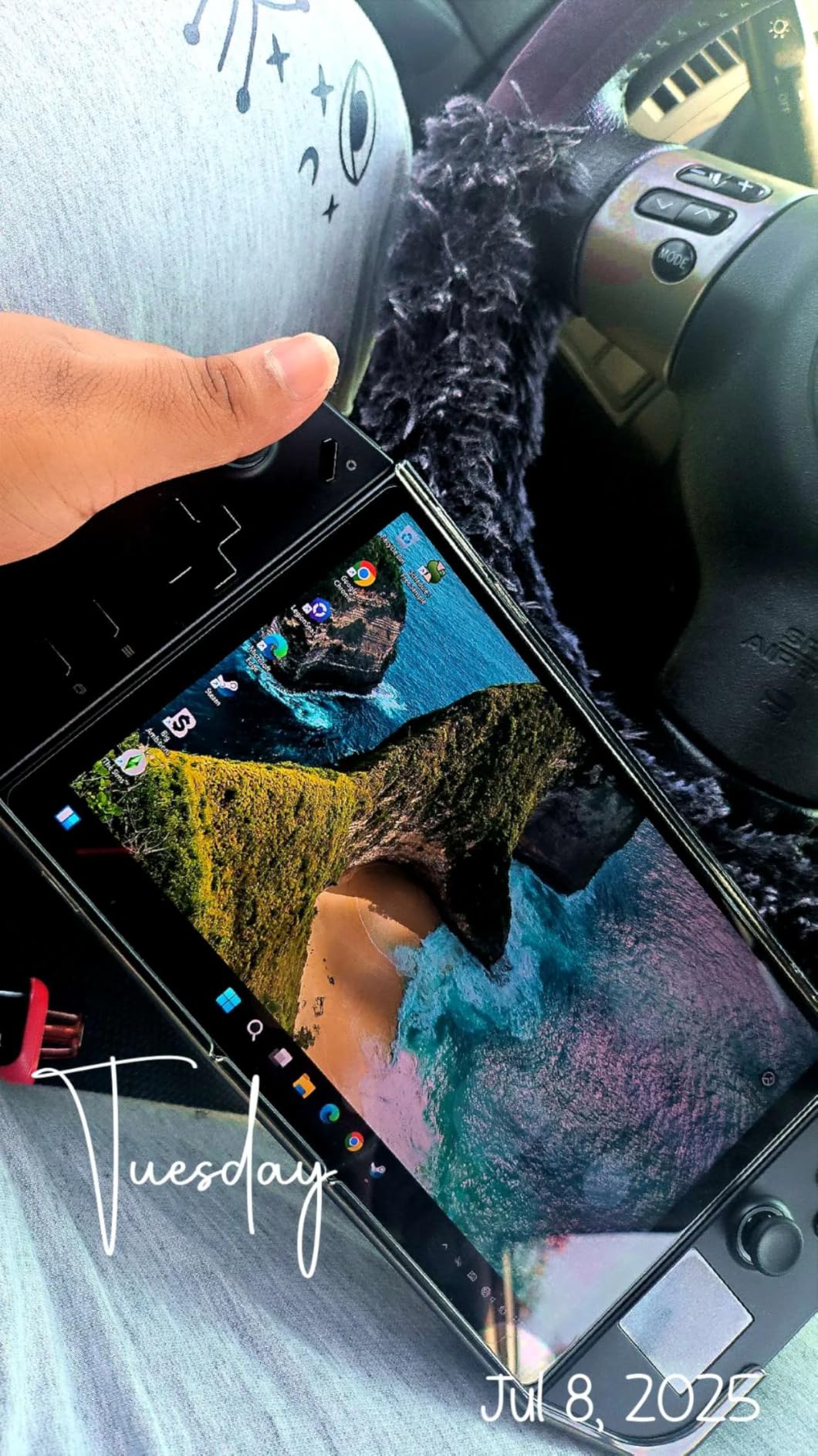 Lenovo Legion Go Gaming Handheld WQXGA IPS 144Hz 8.8 inch Touchscreen AMD Ryzen Z1 Extreme 16GB RAM 512GB SSD PCIe NVMe Wi-Fi 6E Shadow Black Windows 11 Home customer photo 1