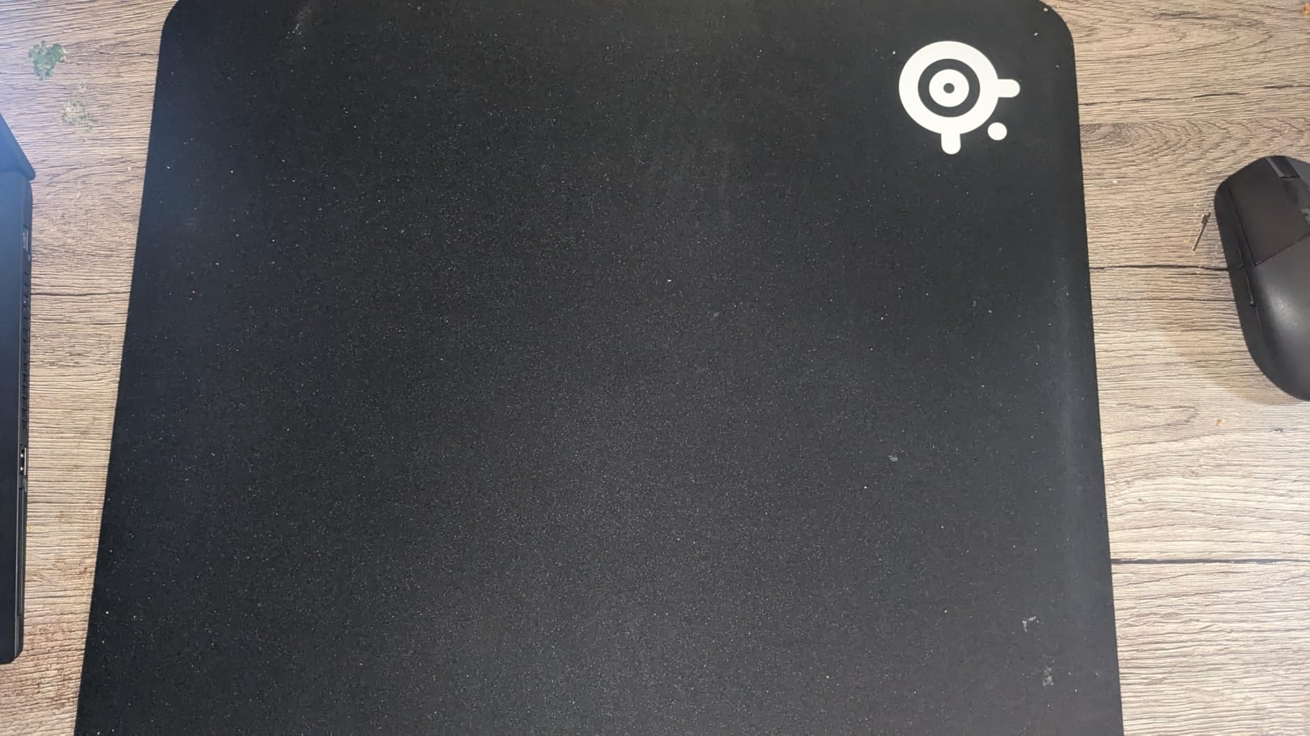 SteelSeries QcK Gaming Mouse Pad - XXL Cloth - Peak Tracking and Stability - Esports Mousepad - Never-Slip - Full Desk Coverage customer photo 2