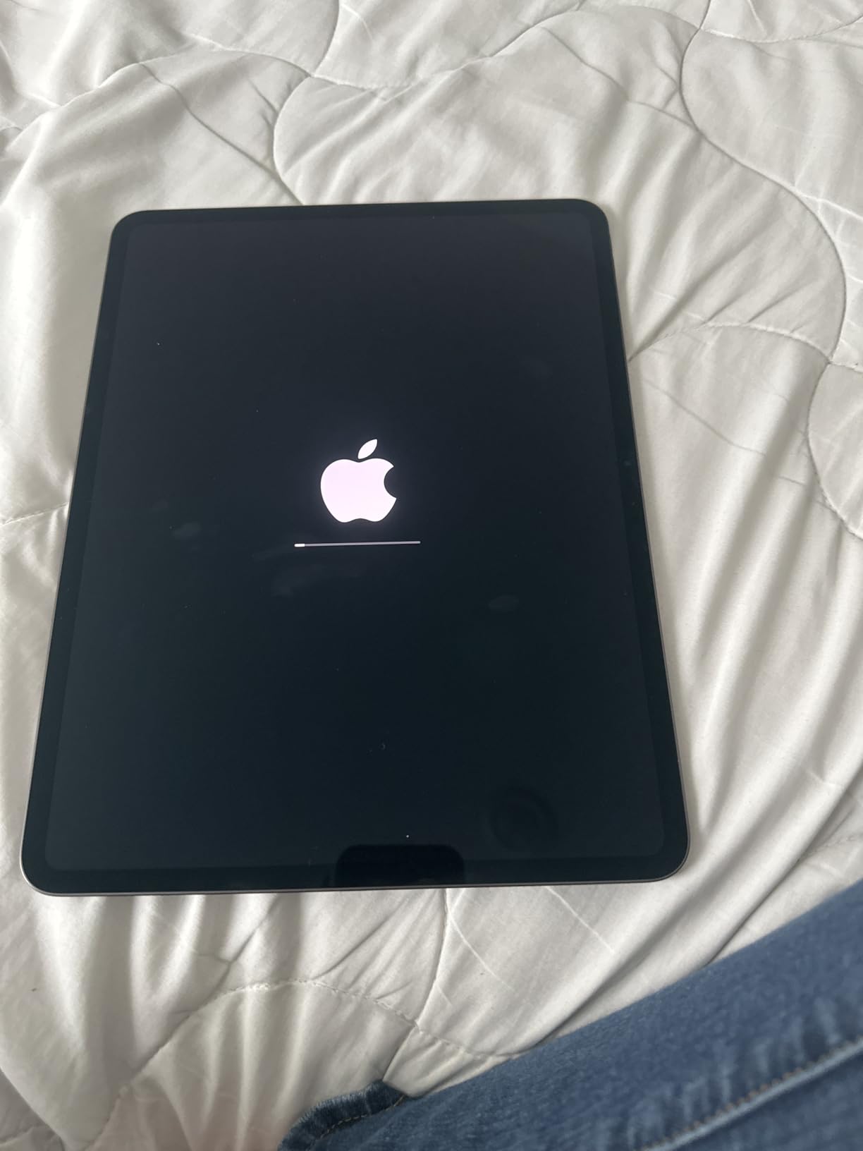iPad Pro 13-Inch (M4): Built for Apple Intelligence, Ultra Retina XDR Display, 256GB, 12MP Front/Back Camera, LiDAR Scanner, Wi-Fi 6E, Face ID, All-Day Battery Life - Space Black customer photo 1