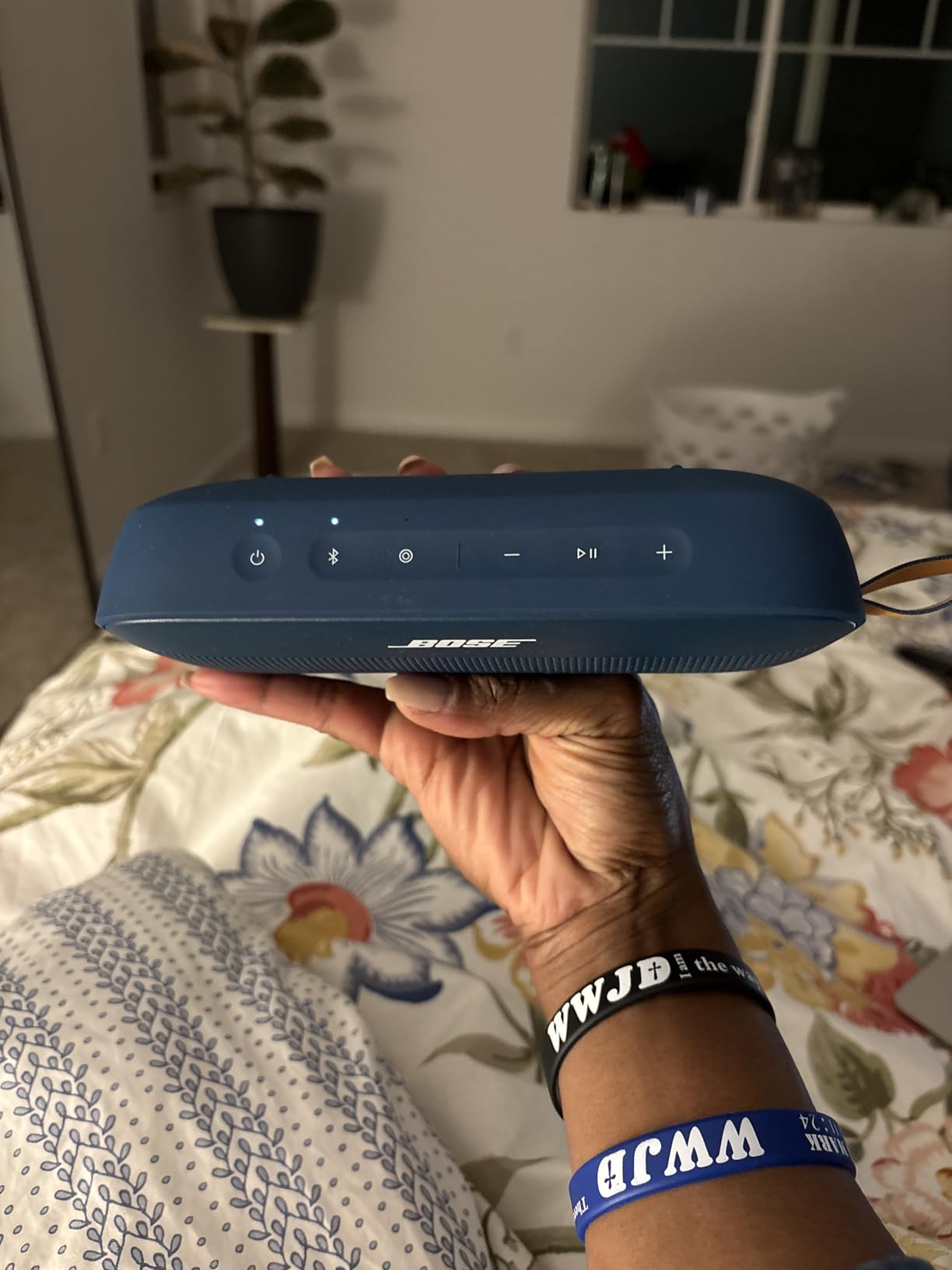 Bose SoundLink Flex Bluetooth Speaker (2nd Gen) - Portable Outdoor Speaker with Hi-Fi Audio, Waterproof and Dustproof, USB-C, Up to 12 Hours Battery Life, Black customer photo 1
