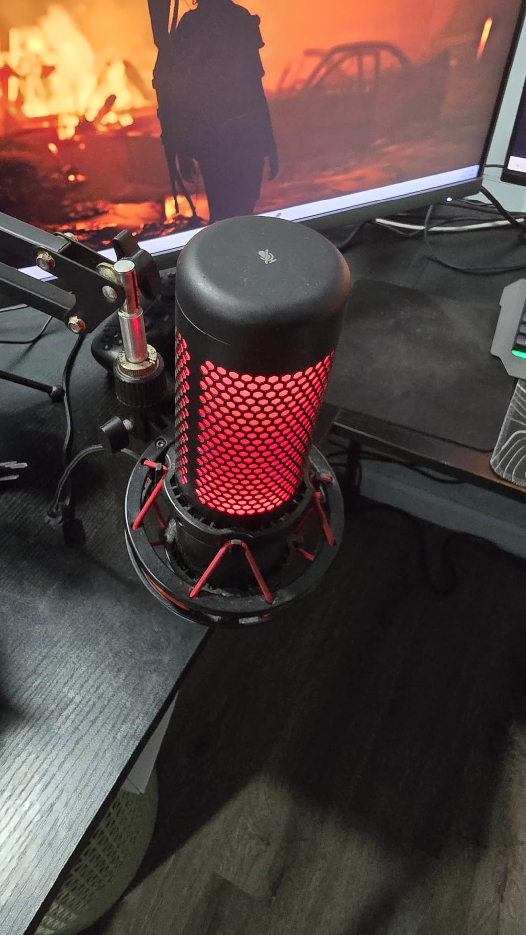 HyperX QuadCast 2 - USB Microphone for Gaming, Streaming and Podcasting, with On-Board Controls, LED Lighting, Removable Shock Mount, PC, Mac, PS5, PS4, USB-C - Black customer photo 2