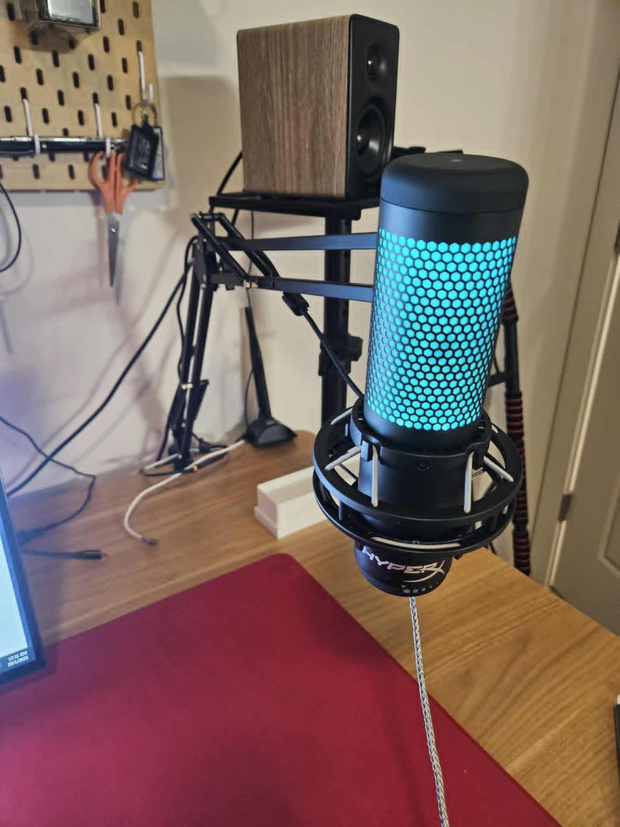 HyperX QuadCast 2 S - USB Microphone, with RGB Lighting, Streaming and Podcasting, with On-Board Controls, LED Lighting, Removable Shock Mount, PC, Mac, USB-C - Black customer photo 1