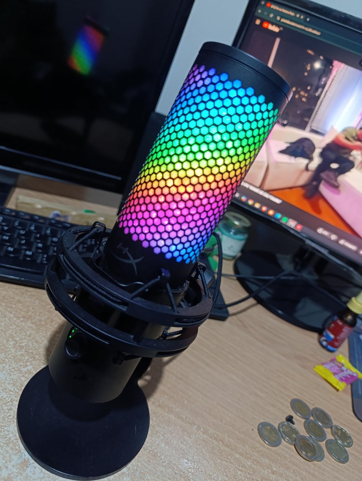 HyperX QuadCast 2 S - USB Microphone, with RGB Lighting, Streaming and Podcasting, with On-Board Controls, LED Lighting, Removable Shock Mount, PC, Mac, USB-C - Black customer photo 2