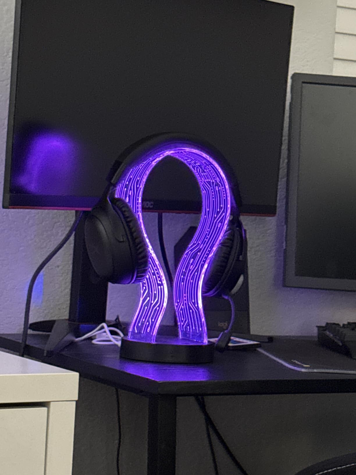 Light Up Headphone Stand with 16 Color Lights, PCB Pattern Acrylic Headset Stand with 1 USB and 1 Type-C Charging Ports customer photo 1