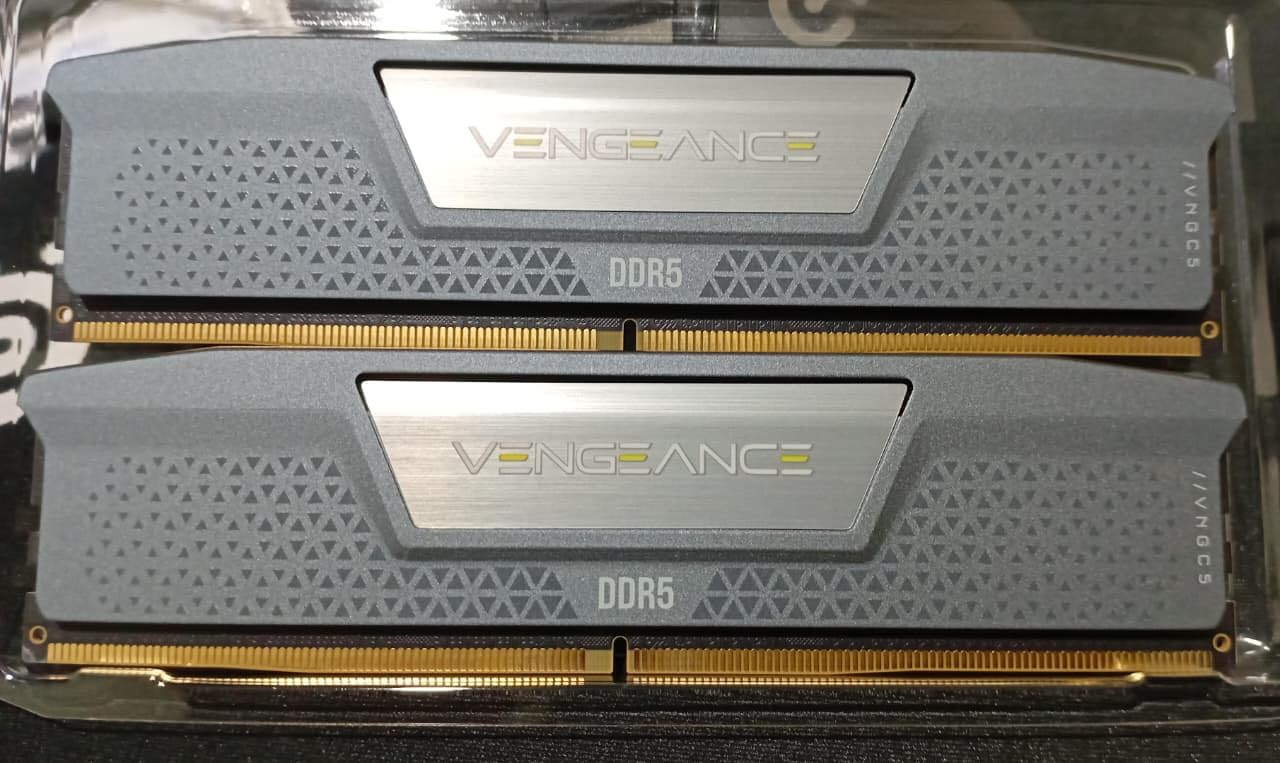 CORSAIR Vengeance DDR5 RAM 32GB (2x16GB) 6400MHz CL36 AMD Expo Intel XMP 3.0 Desktop Memory - Gray customer photo 2