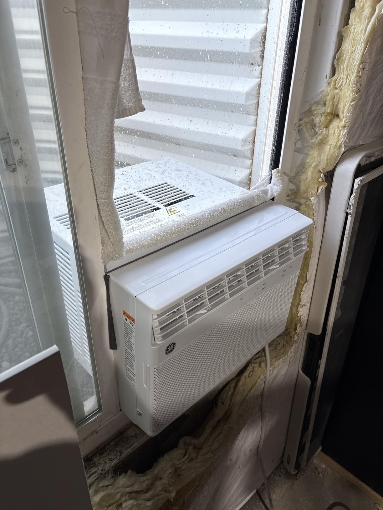 GE Window Air Conditioner 12,000 BTU for Rooms up to 550 sq ft., Wi-Fi Enabled, Energy-Efficient Cooling for Large Rooms, Easy Install Kit, Control Using Remote or Smartphone App, White customer photo 2