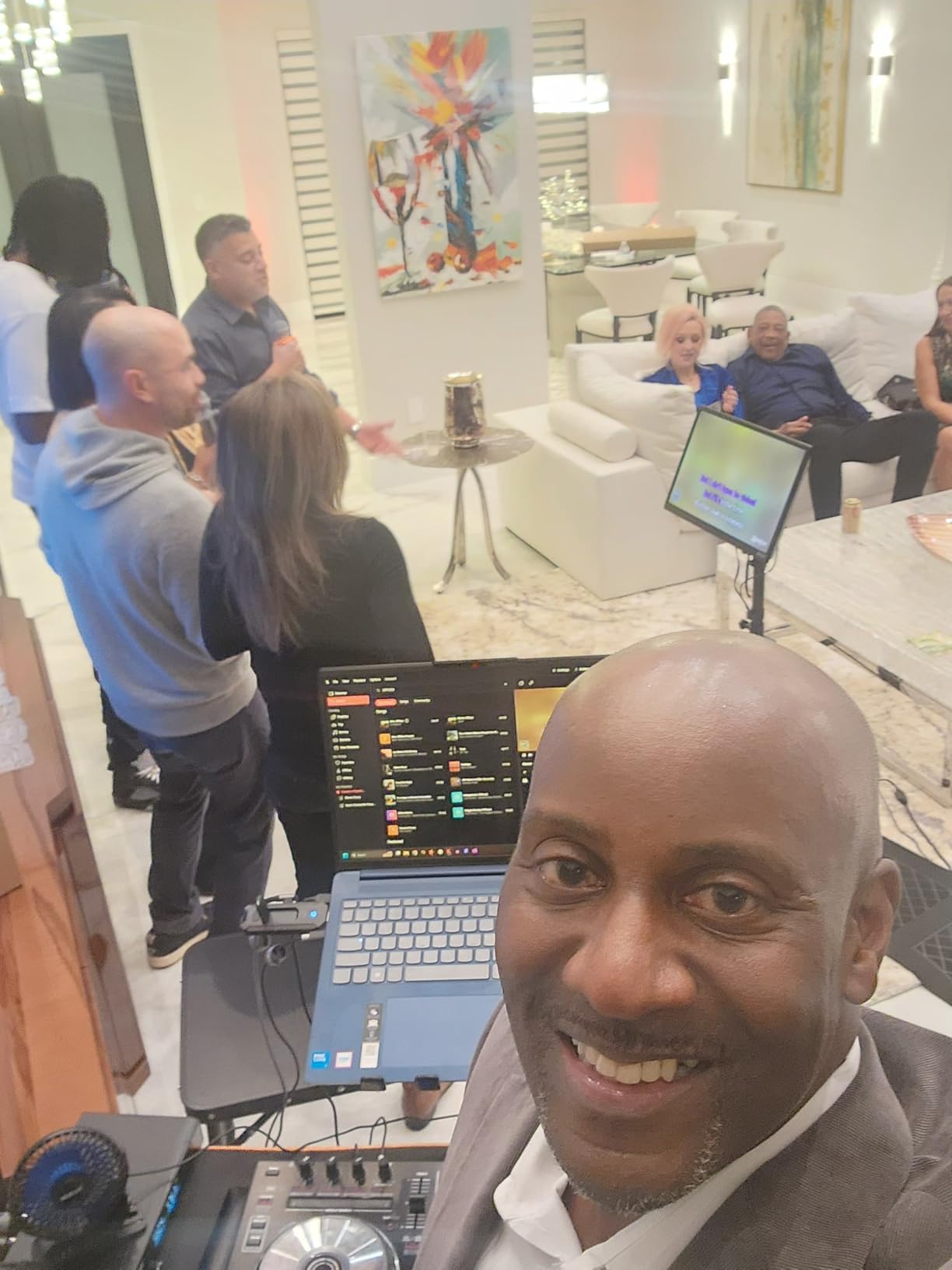 Wireless HDMI PRO- Transmitter and Four Receiver, Portable Multi-TVs Extender Kit, Plug and Play, Heat-Control, 5.8G/2.4G @60Hz 165FT/50M, Stream Video Wirelessly from Laptop to Multiple HDTVs/Monitor customer photo 1