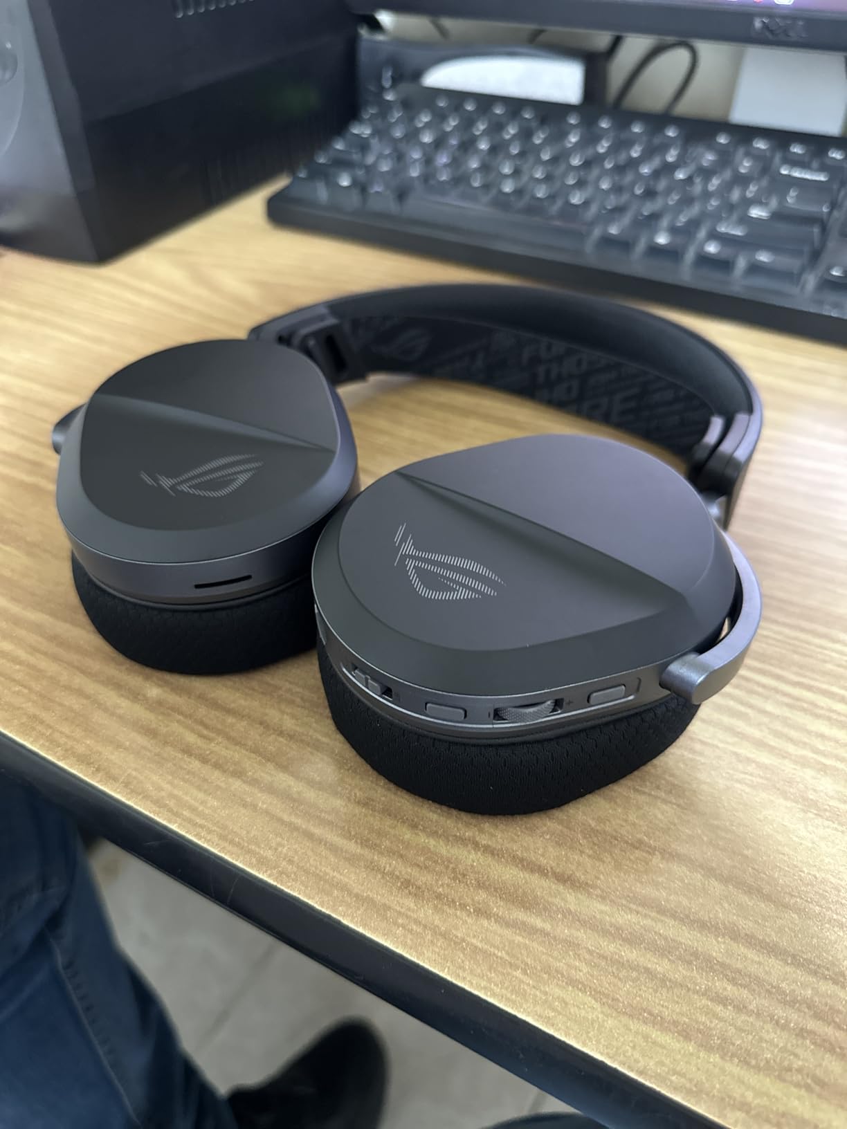 ASUS ROG Pelta Wireless Gaming Headset with Detachable Mic - Tri-Mode (BT, 2.4GHz, USB-C) 50mm Titanium-Plated Drivers, 70Hr Battery, Ergonomic, Lightweight, for PC, PS5, PS4, Switch, Mobile customer photo 1