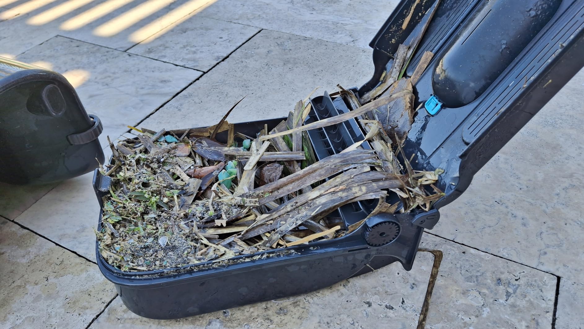 AIPER EcoSurfer S2 Solar Powered Pool Surface Skimmer Robot with APP Support, 24/7 Continuous Cleaning, Dual Charging Modes, Smart Obstacle Avoidance, 150-um Filtration, OTA Upgrade customer photo 2