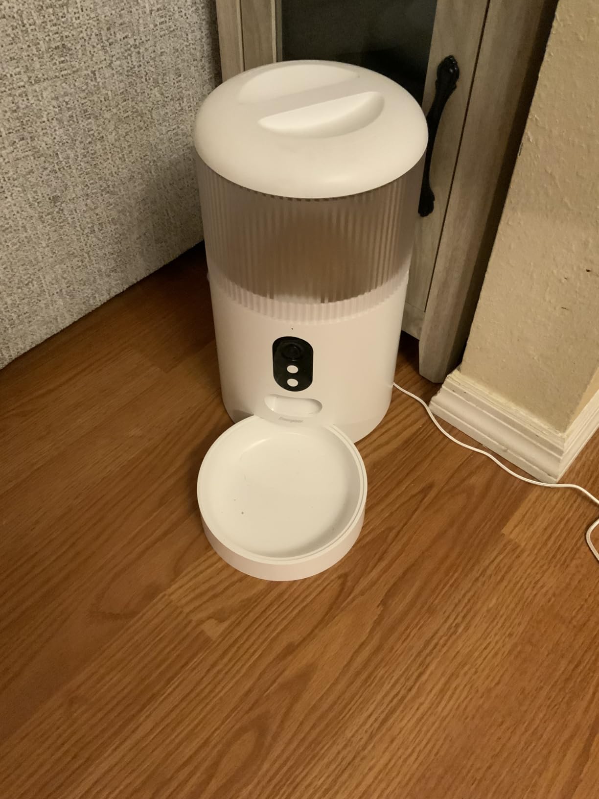 Energizer Smart Pet Treater with 2K Video Camera, 2-Way Audio, Night Vision, 5 Ghz & 2.4 Ghz Dual Band Wi-Fi, Motion Tracking, Recorded Messages, Dogs & Cats Remote Feeding, Cloud/MicroSD Card Storage customer photo 2