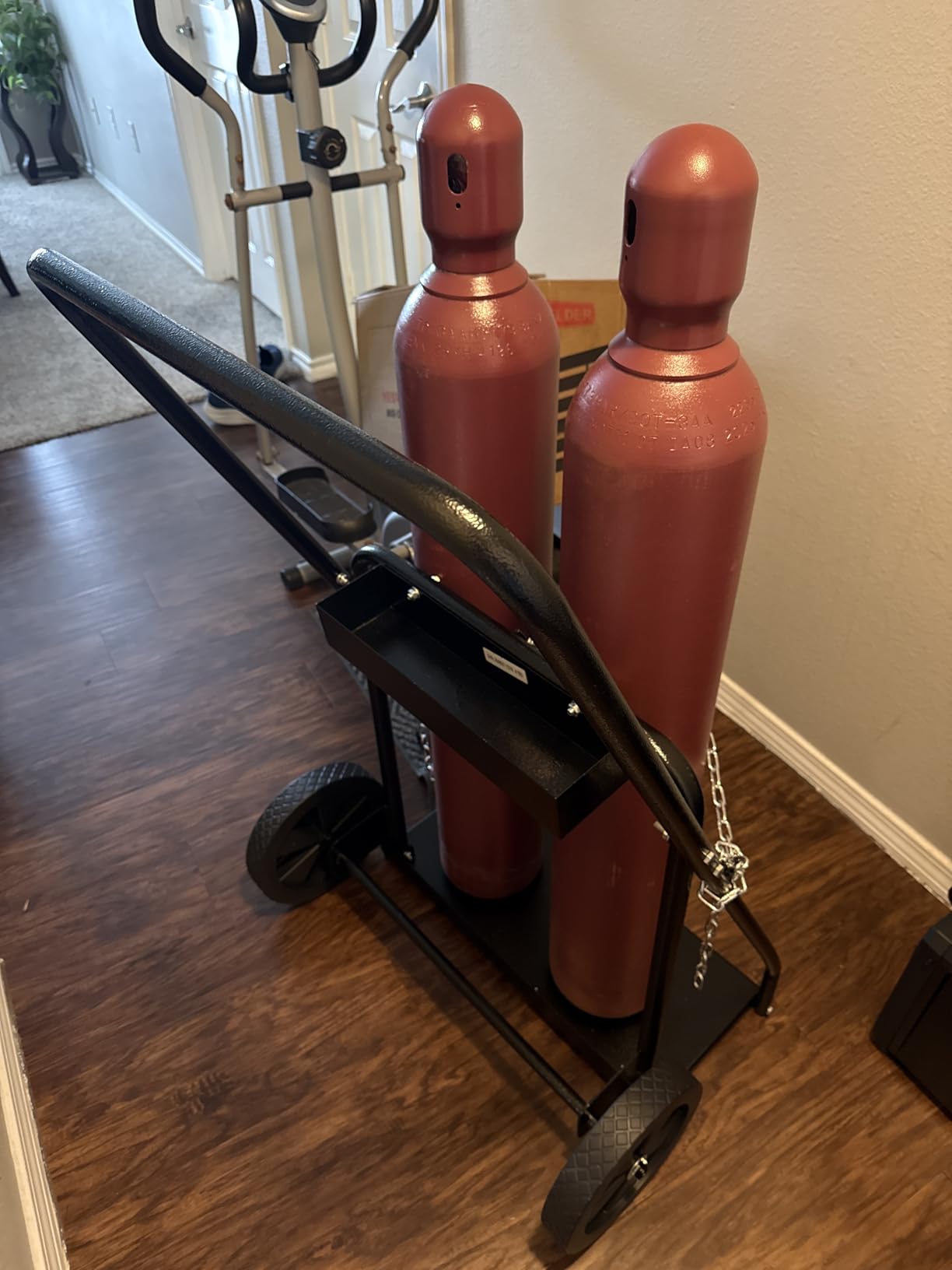 VEVOR Dual Welding Cylinder Cart, Oxygen Acetylene Tank Cart with 440LBS Static Weight Capacity, 10-Inch Solid Wheels and Tank Storage Safety Chains, Suitable for Double 12.5-Inch Dia. Gas Cylinders customer photo 1
