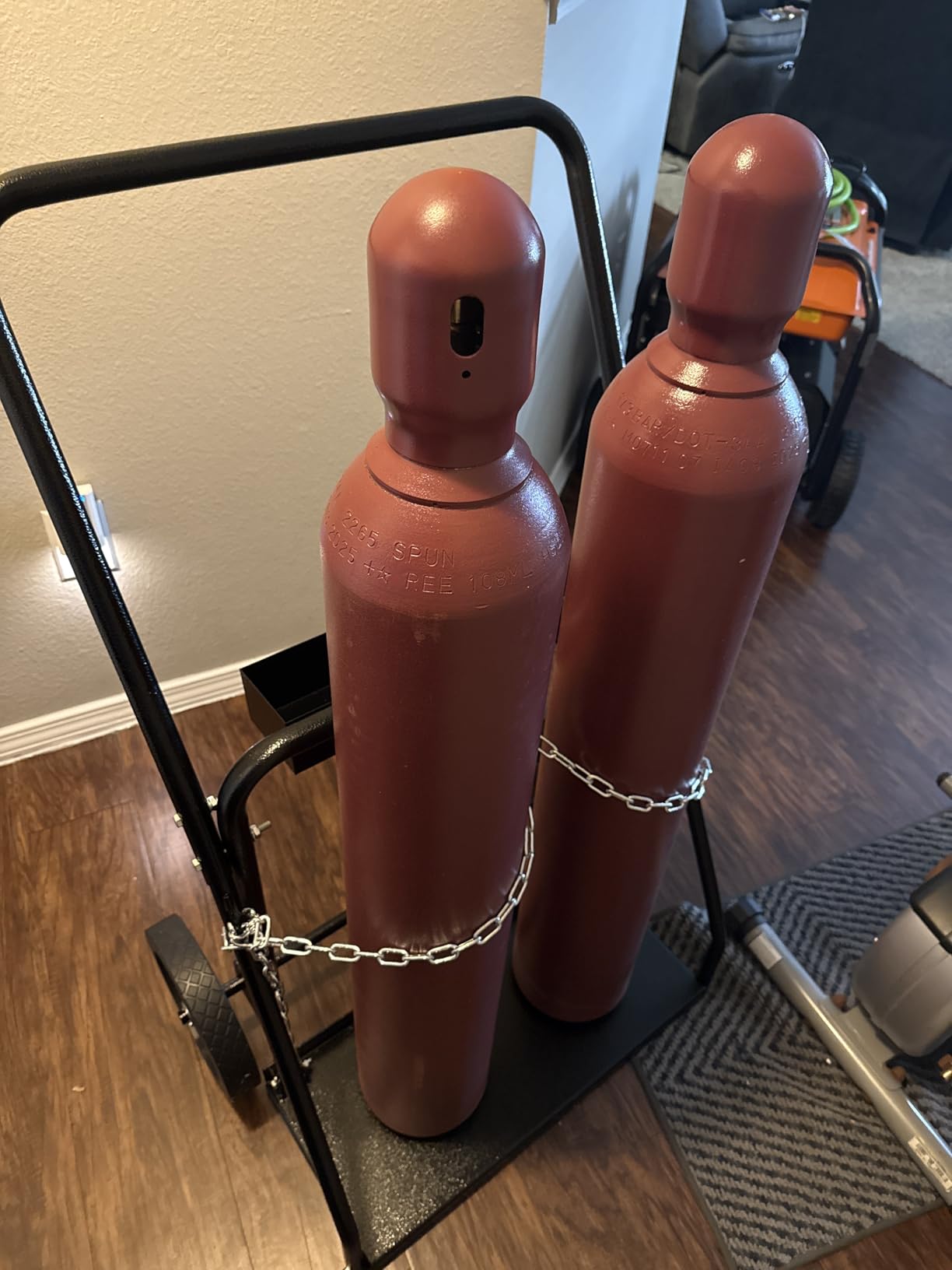 VEVOR Dual Welding Cylinder Cart, Oxygen Acetylene Tank Cart with 440LBS Static Weight Capacity, 10-Inch Solid Wheels and Tank Storage Safety Chains, Suitable for Double 12.5-Inch Dia. Gas Cylinders customer photo 2