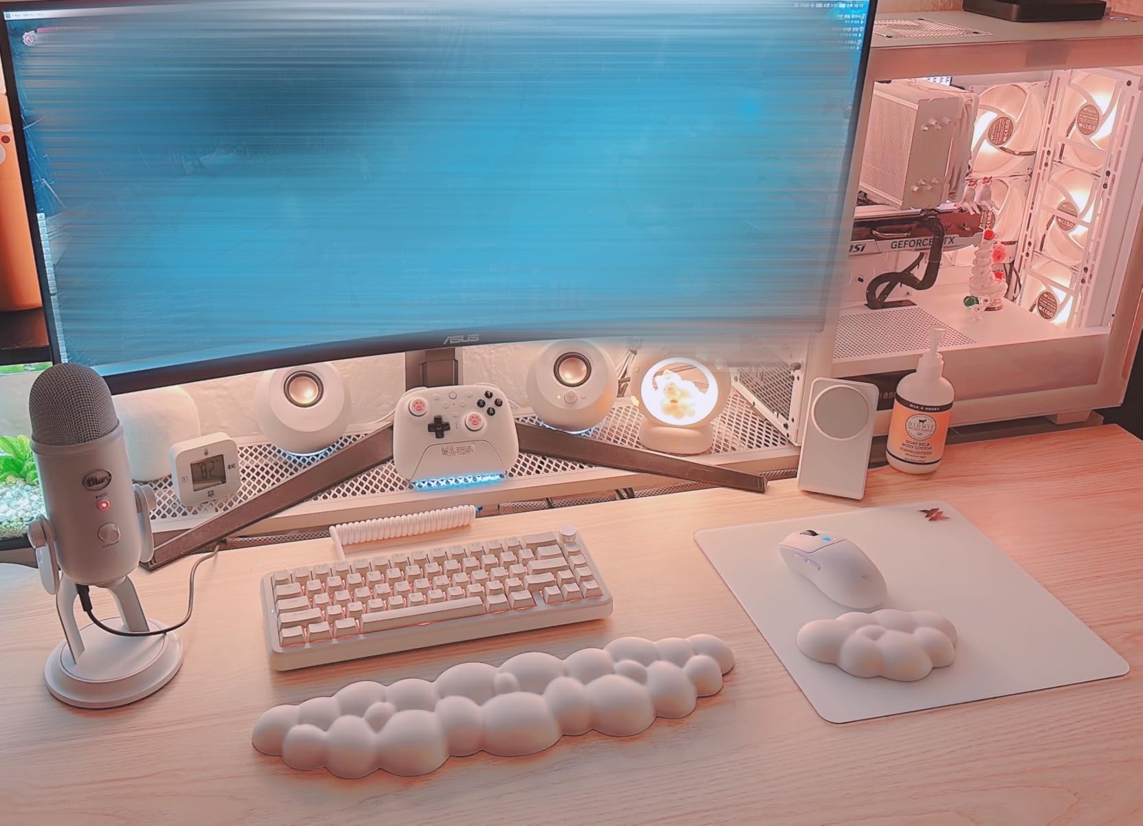 TECKNET Cloud Keyboard Wrist Rest Set, Cloud Wrist Rest with Non-Slip Base, PU Leather Wrist Pad for Keyboard with Ergonomic Memory Foam for Computer Laptop Office Gaming and Pain Relief, White customer photo 1