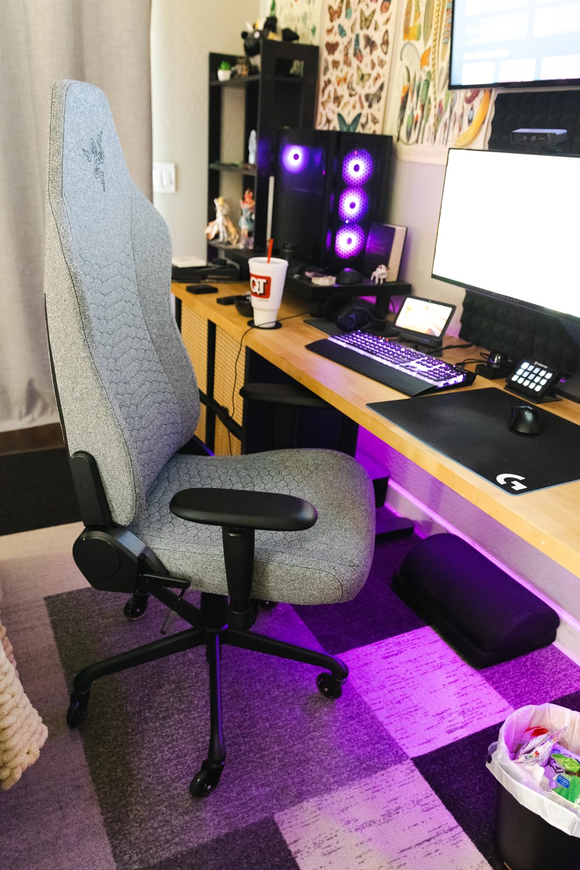 Razer Iskur V2 X Ergonomic Gaming Chair: Built-in Lumbar Support - Widened Seat - High Density Foam Cushions - Adjustable 152 Degree Recline - 2D Armrests - Plush Fabric Finish - Light Gray Edition customer photo 1
