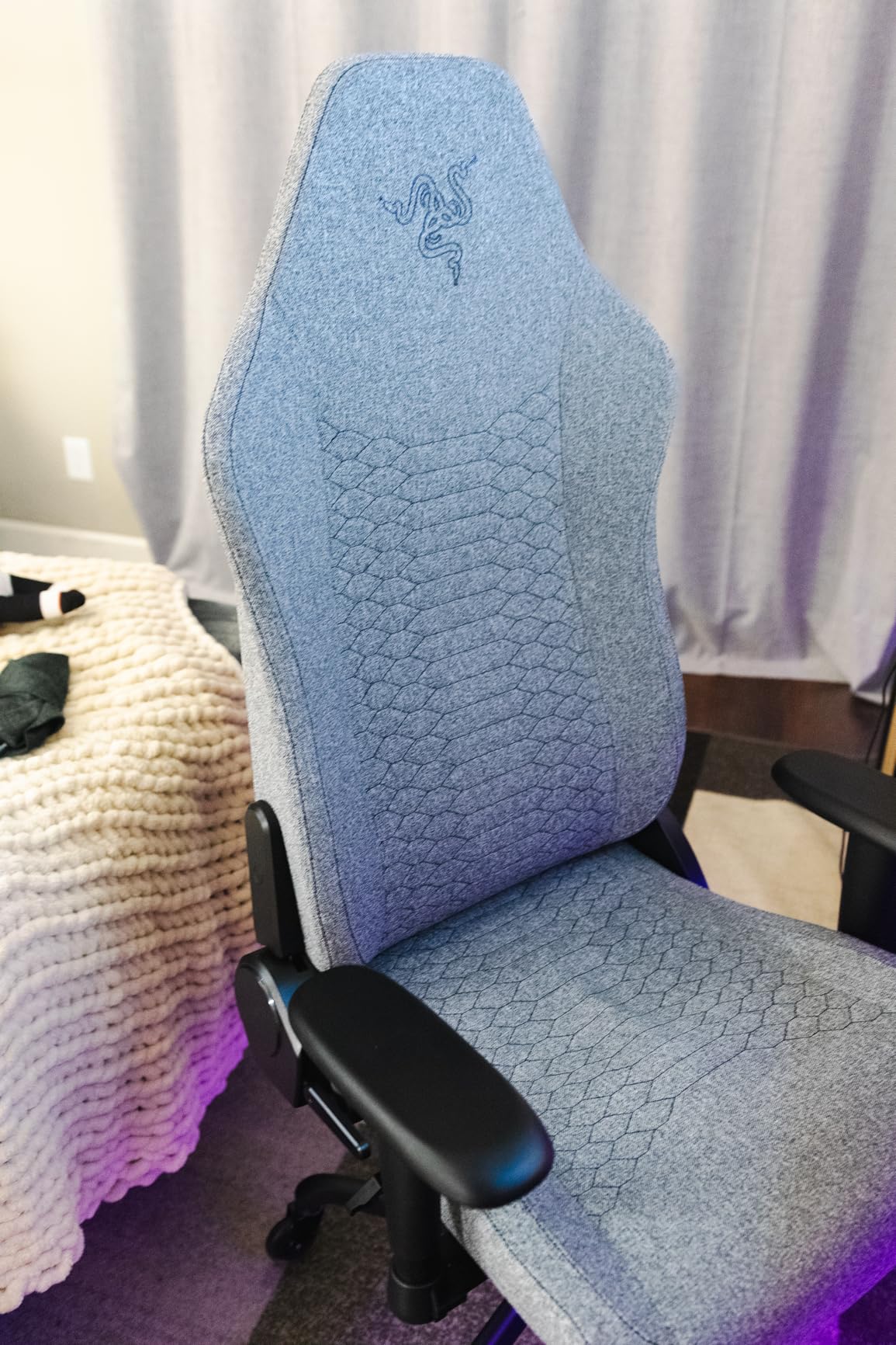 Razer Iskur V2 X Ergonomic Gaming Chair: Built-in Lumbar Support - Widened Seat - High Density Foam Cushions - Adjustable 152 Degree Recline - 2D Armrests - Plush Fabric Finish - Light Gray Edition customer photo 2