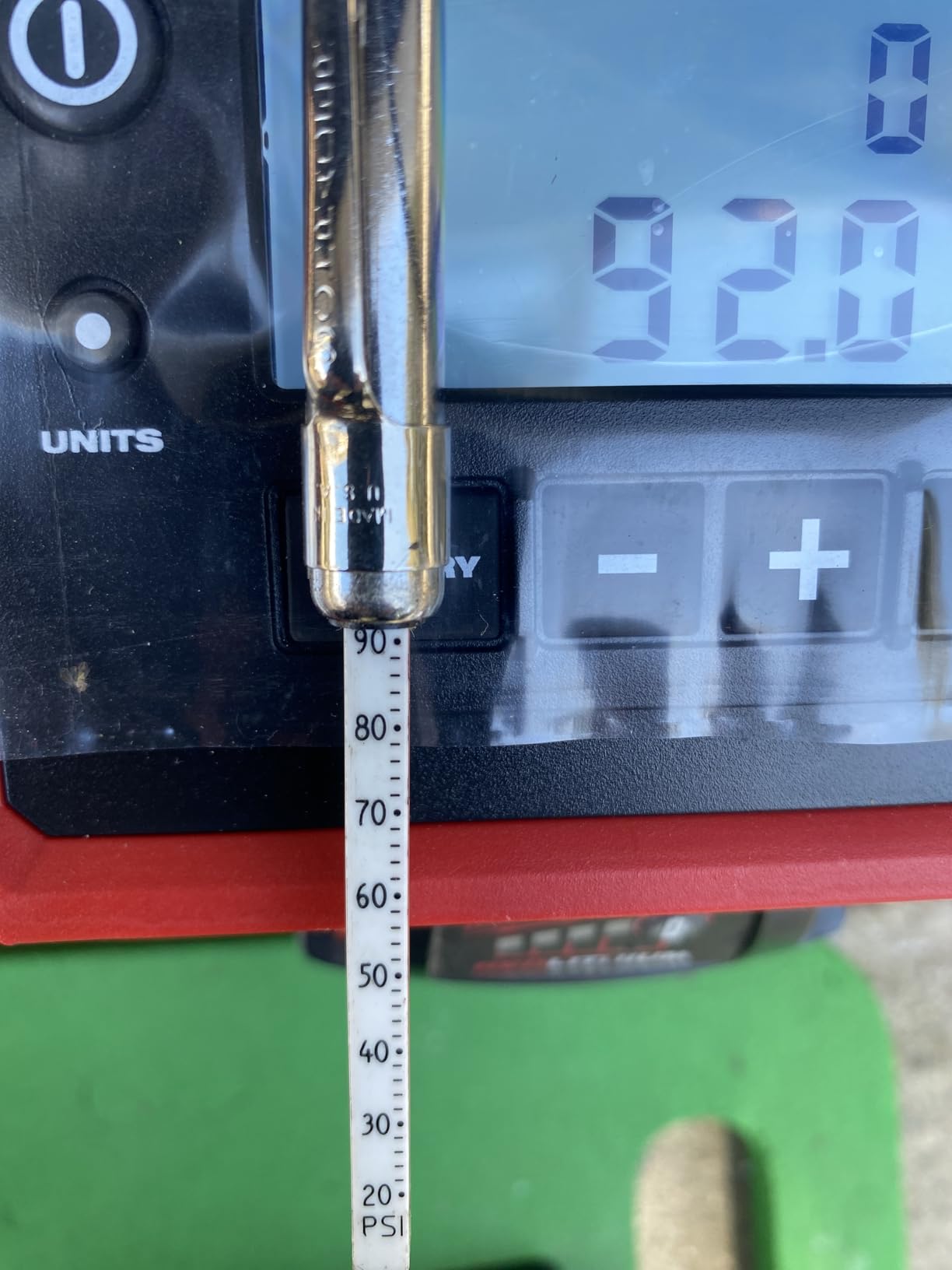 RV Tire Pressure Monitoring System -TPMS Tire Pressure Monitor with 6 Sensors, M12-3 TPMS Solar Charge & USB Color LCD Display, 0-9.9BAR/144PSI Range, 6 Alarm Modes for RV/Trailer/Truck IP67 customer photo 2