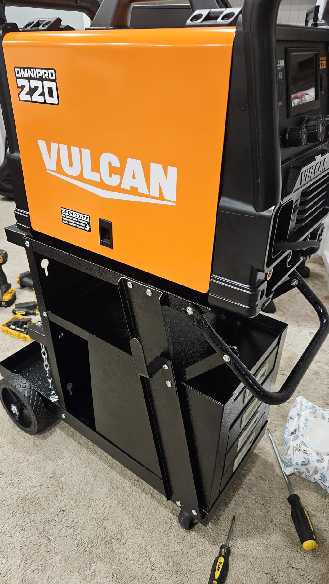 VEVOR 2-Tier Welding Cart, Welder Cart Heavy Duty with Anti-Theft Lockable Cabinet, 360° Swivel Wheels, Tank Storage Safety Chains for TIG, ARC, Plasma Cutter - 265LBS Static Weight Capacity customer photo 1