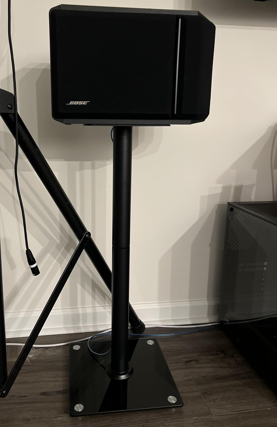 Speaker Stands Pair for Surround Sound, 55 LBS Capacity, 30.1 inch Floor Bookshlef Speaker Stands, Cable Management, Large Base, 1 Pair, Black customer photo 2