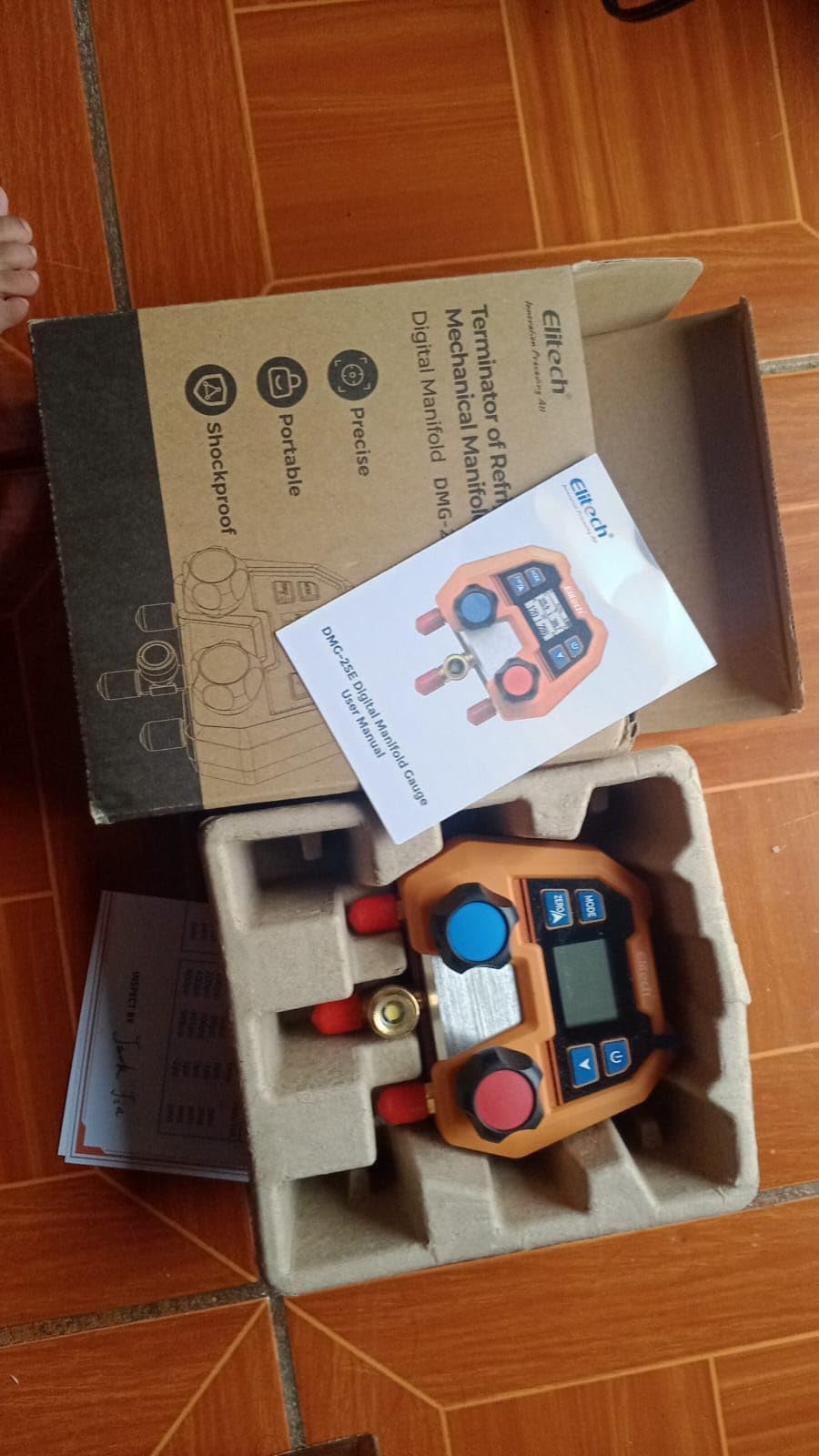 Elitech Digital Manifold Gauge for HVAC, Refrigeration & AC Systems - Supports R410A/R454B/R32/R134 etc. Refrigerants, Pressure & Temperature Measurement, 3 Port, LCD Display, DMG-2SE customer photo 2