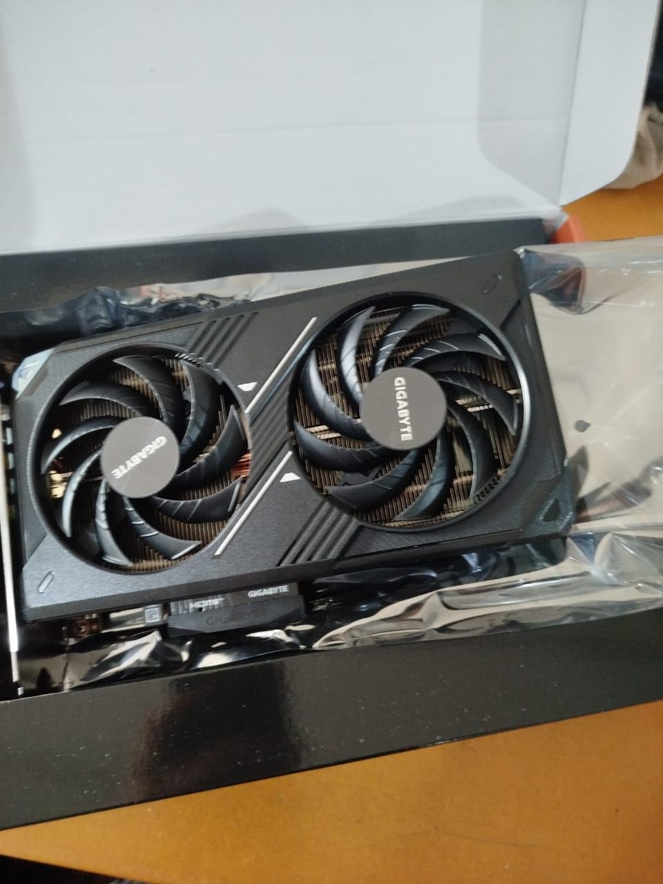 GIGABYTE GeForce RTX 5060 WINDFORCE OC 8G Graphics Card, 8GB 128-bit GDDR7, PCIe 5.0, NVIDIA Blackwell Architecture customer photo 1