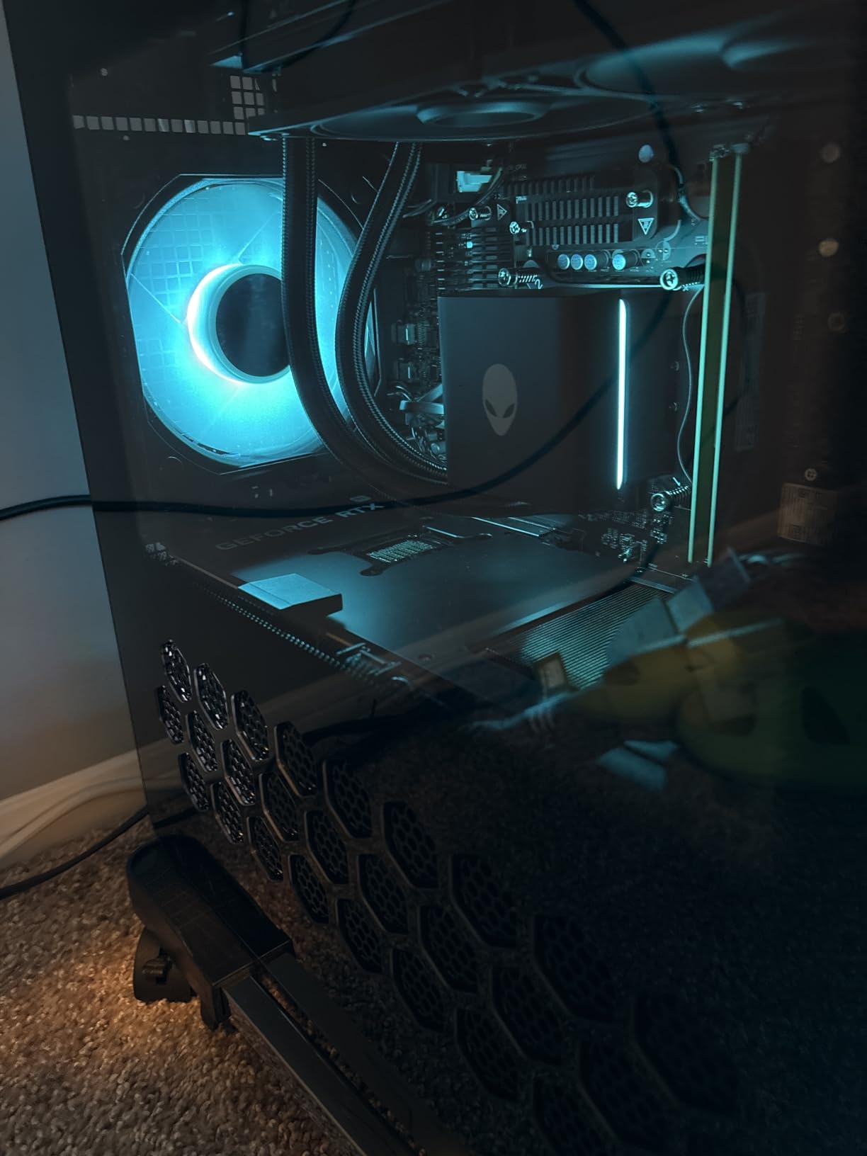 Alienware Aurora Gaming Desktop ACT1250 - Intel Core Ultra 9 285 Processor, Liquid Cooled, NVIDIA GeForce RTX 5080, 32GB DDR5 RAM, 1TB SSD, 1000W Platinum Rated PSU, Windows 11 Home customer photo 2