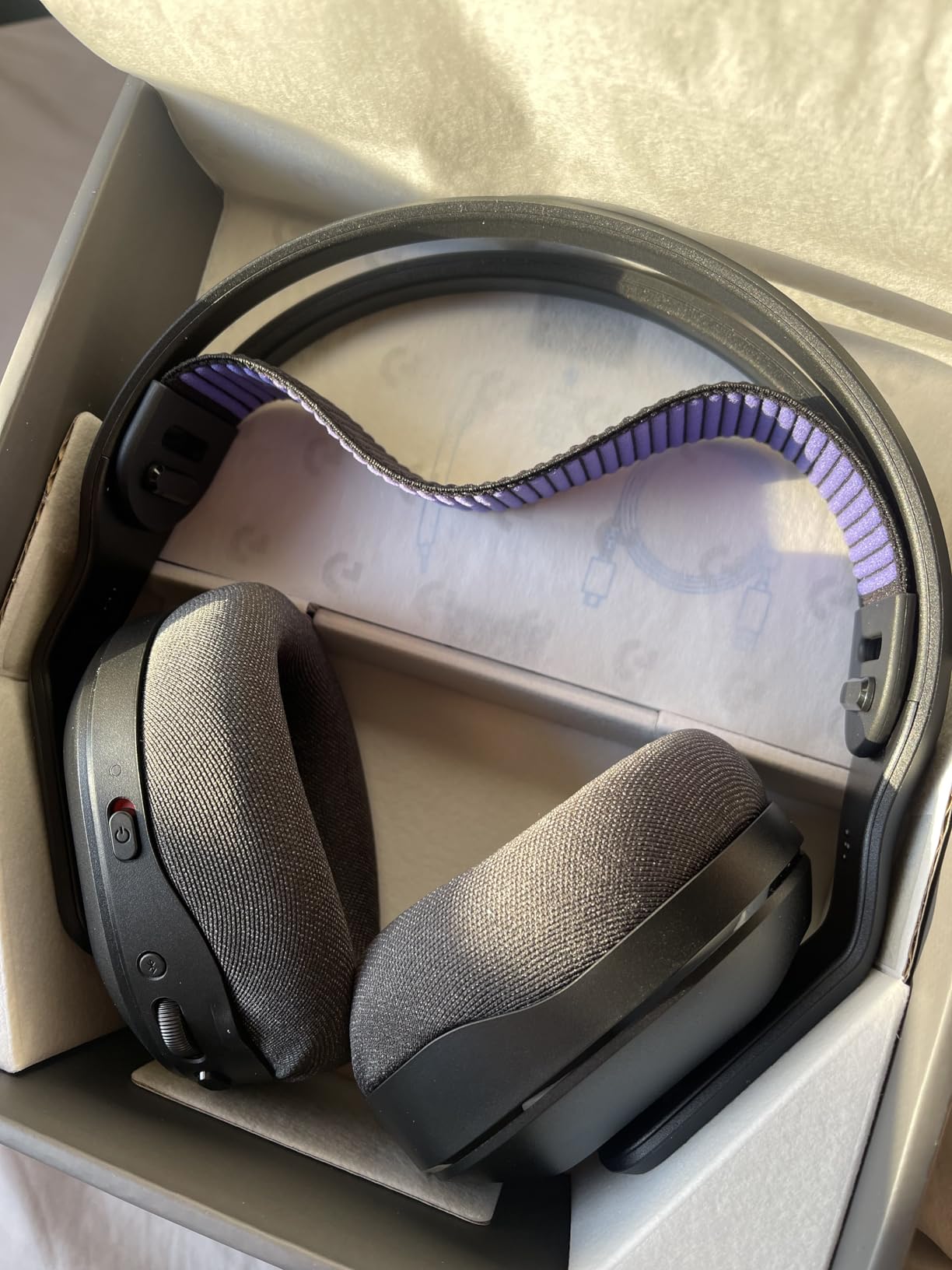 Logitech G522 Lightspeed Wireless Gaming Headset, Full-Band Mic, Advanced Audio, Tri-Connect (Lightspeed, Bluetooth, USB A to C), LIGHTSYNC RGB, for PC & Nintendo Switch/Switch 2 - Black customer photo 2