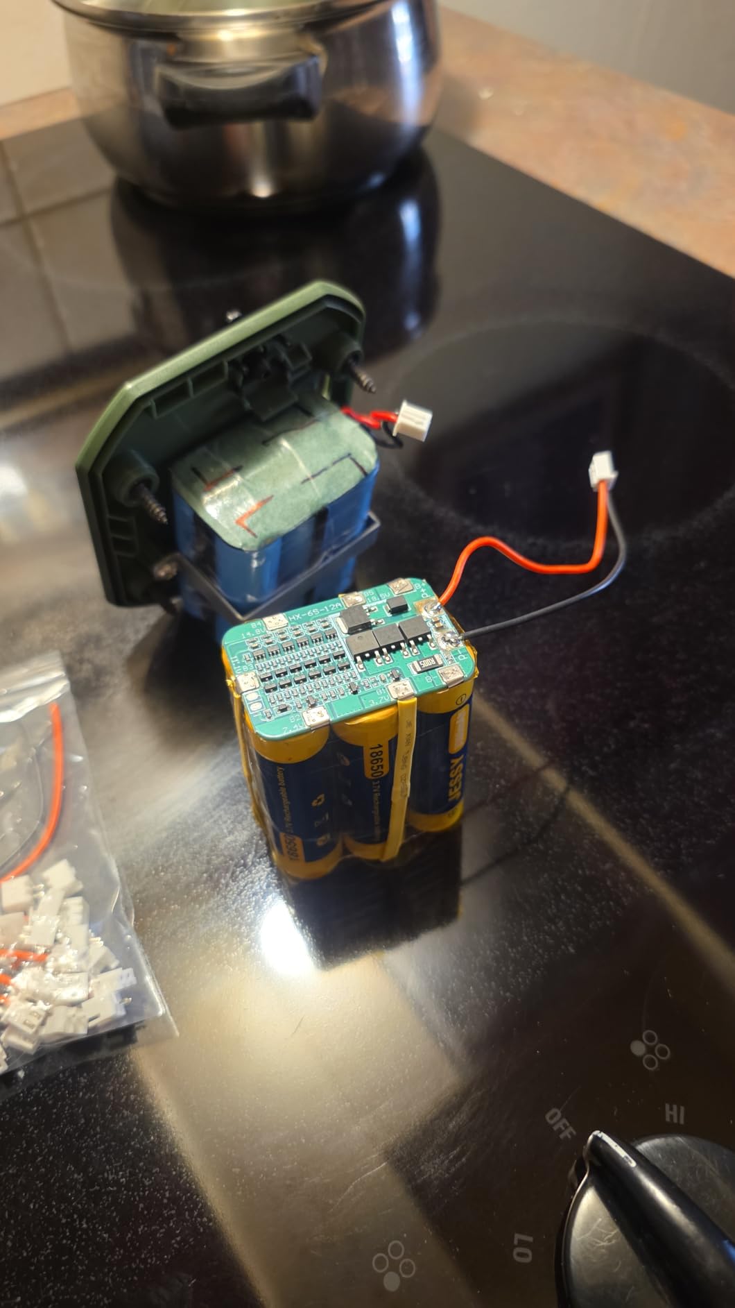 9000W Battery Spot Welder, Rotary Knob Operation 100 Gears Adjustable Foot Pedal Operated, 0.1-0.3mm Spot Welder with Dual Pulse Output, Portable Spot Welder for Making DIY Battery Packs (UK1) customer photo 1