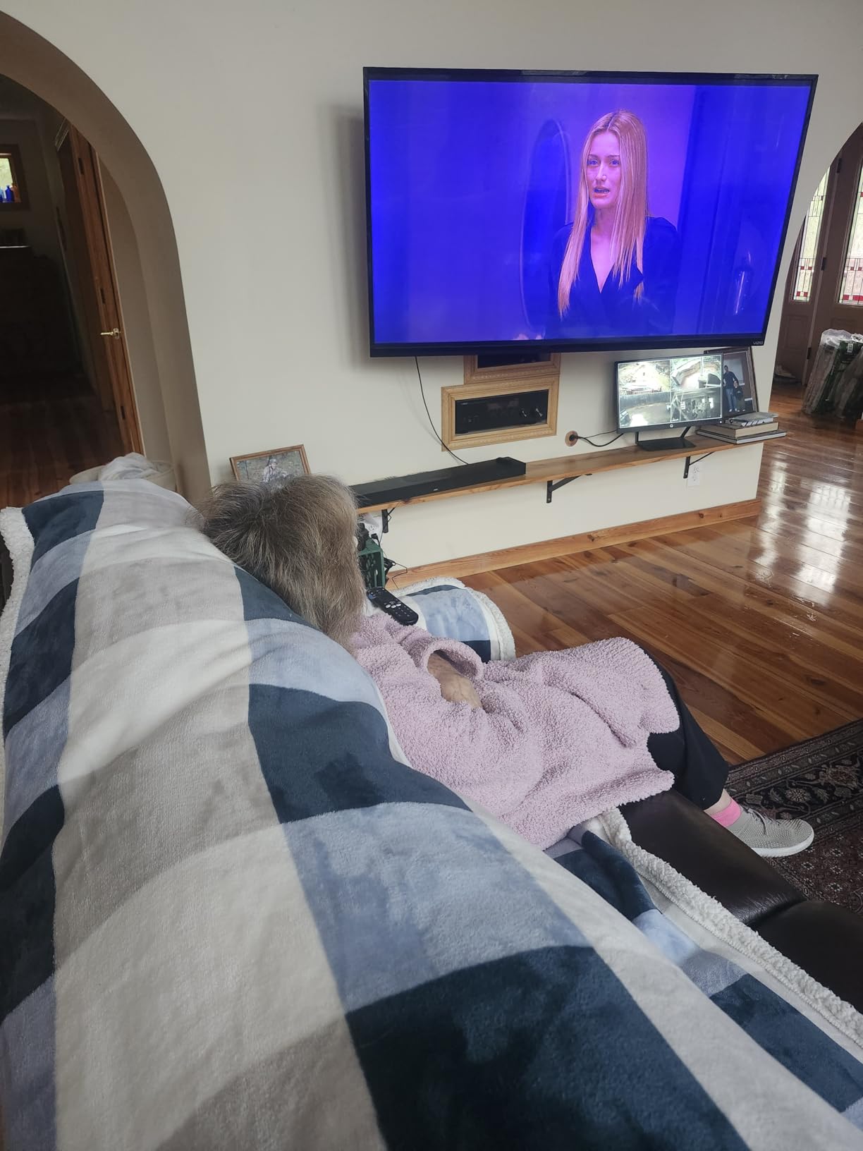 ZVOX AccuVoice AV835 Dialogue Clarifying Soundbar - Patented Hearing Technology with 20 Levels of Voice Boost, Dual Woofers, Low-Profile TV Speaker for Home Theater and Smart TV - Black customer photo 1