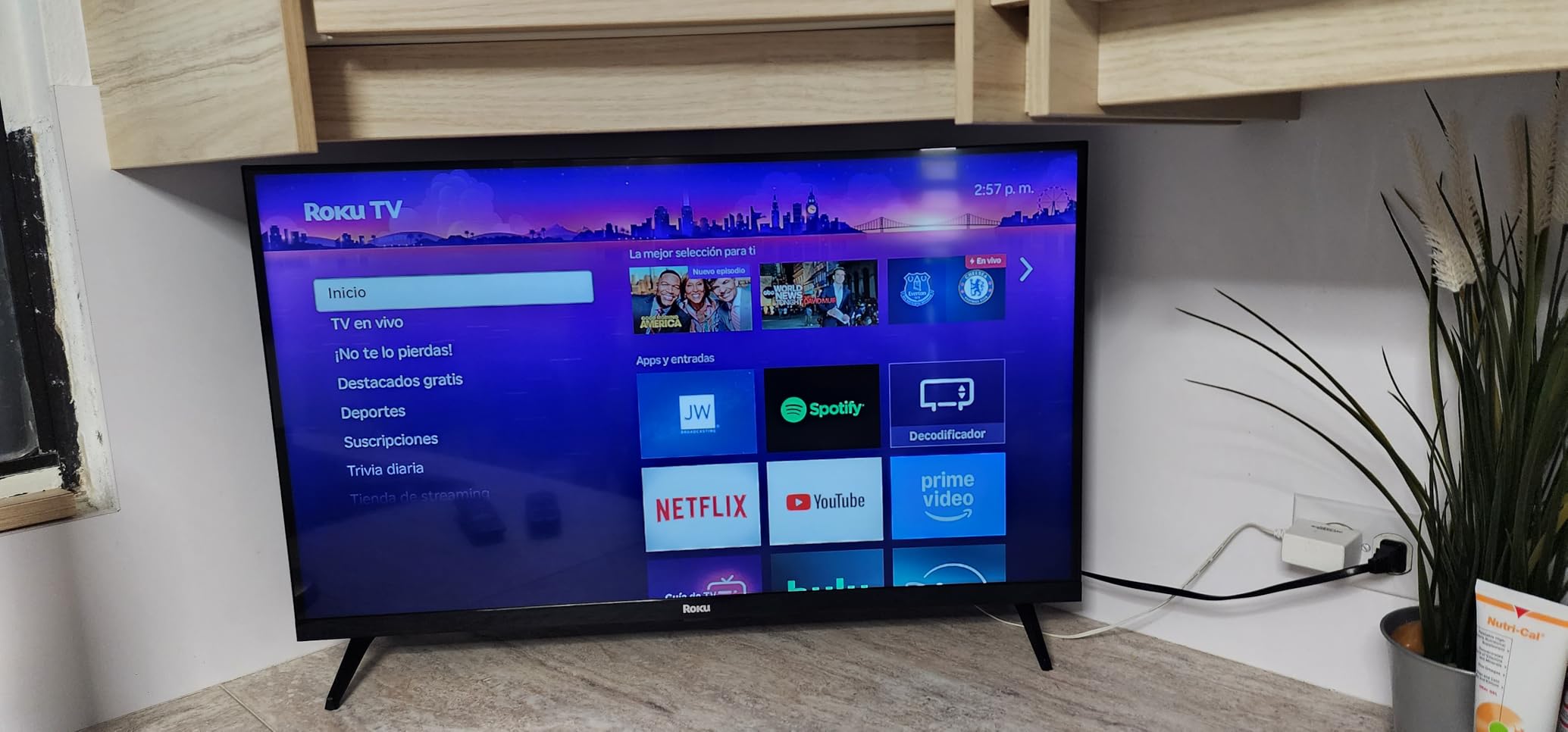 Roku Smart TV 2026 - 32-Inch Select Series, 720p HD TV - Roku TV with Voice Remote - Flat Screen LED Television with Wi-Fi for Streaming Live Local News, Sports, & Movies - Bluetooth Headphone Mode customer photo 2