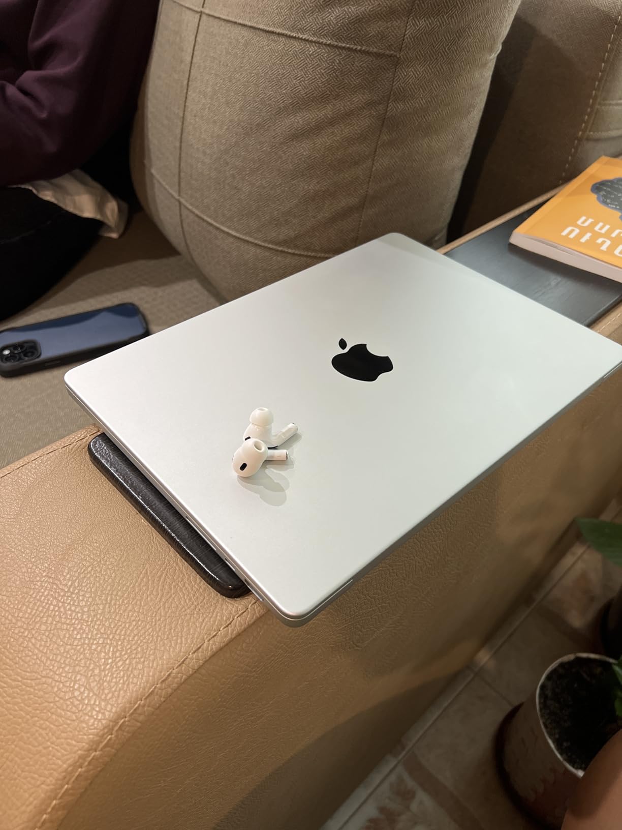 Apple 2025 MacBook Pro Laptop with Apple M5 chip with 10-core CPU and 10-core GPU: Built for AI, 14.2-inch Liquid Retina XDR Display, 16GB Unified Memory, 512GB SSD Storage; Space Black customer photo 1